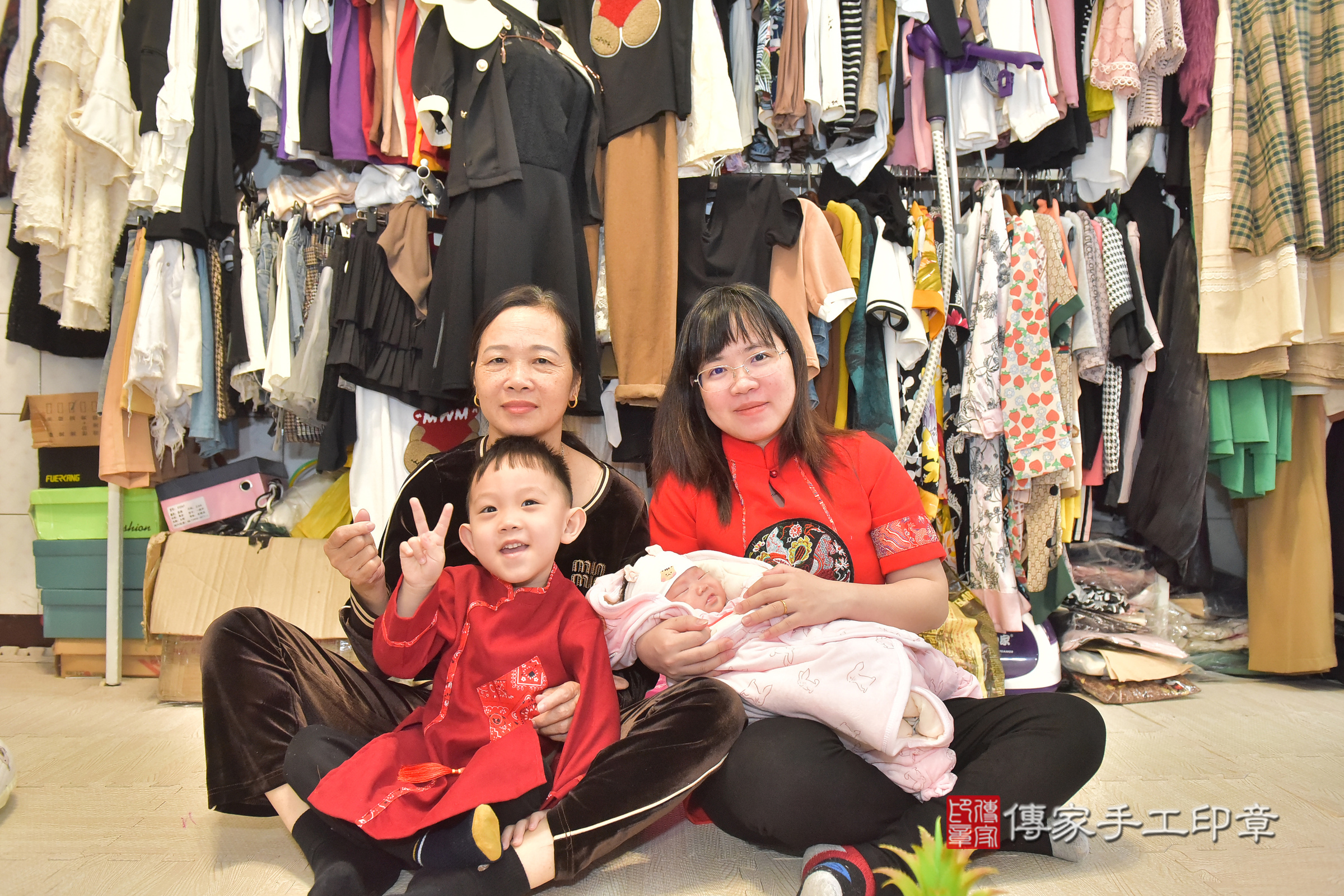 小妤寶寶(彰化縣到府嬰兒小妤寶寶滿月剃頭理髮、到府嬰兒剃胎毛儀式吉祥話)。到府剃頭剃胎毛主持、專業拍照、證書。★購買「臍帶章、肚臍章、胎毛筆刷印章」贈送：剃頭、收涎、抓周，三選一。2024.11.29，照片6