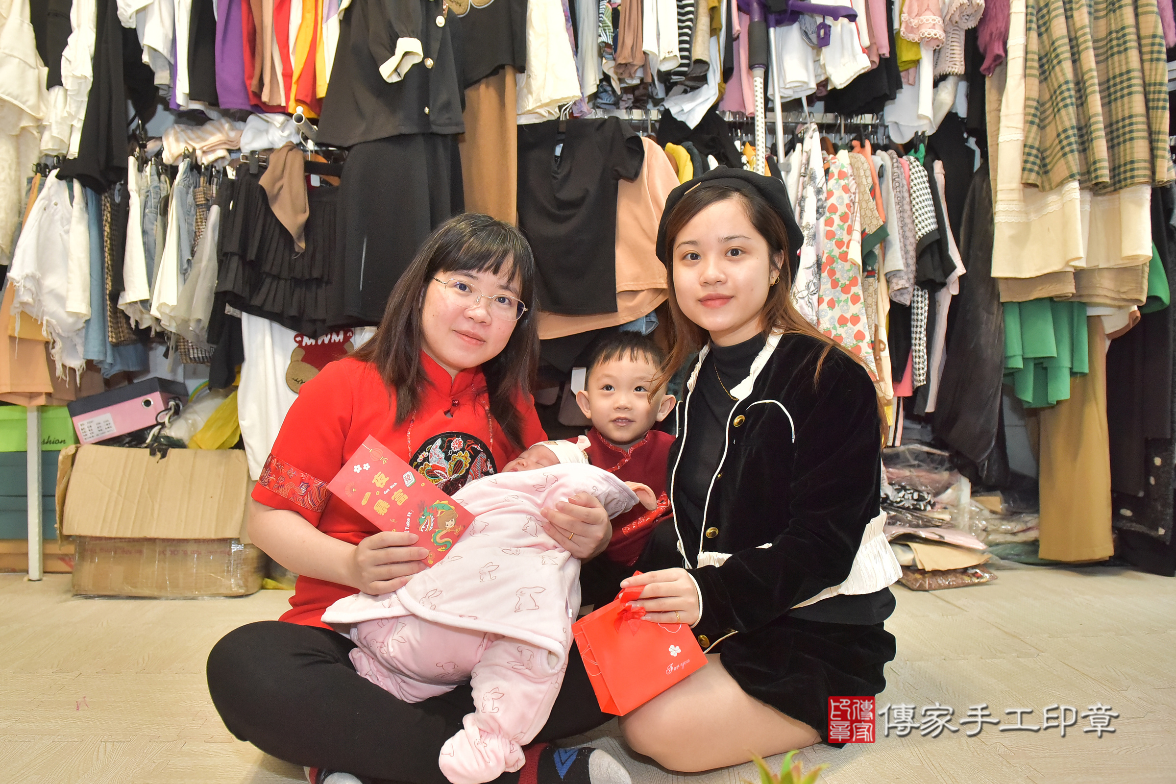 小妤寶寶(彰化縣到府嬰兒小妤寶寶滿月剃頭理髮、到府嬰兒剃胎毛儀式吉祥話)。到府剃頭剃胎毛主持、專業拍照、證書。★購買「臍帶章、肚臍章、胎毛筆刷印章」贈送：剃頭、收涎、抓周，三選一。2024.11.29，照片13