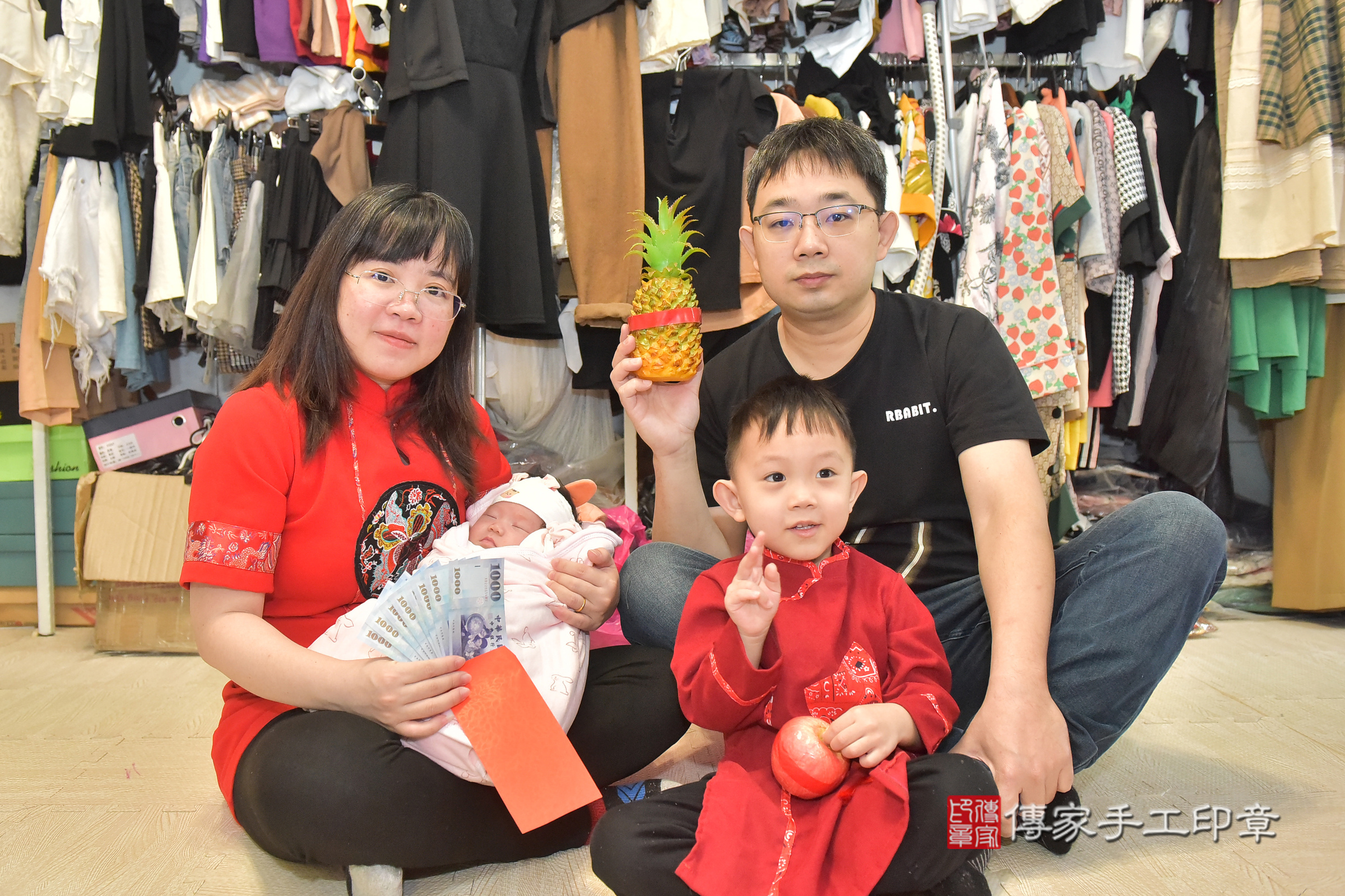 小妤寶寶(彰化縣到府嬰兒小妤寶寶滿月剃頭理髮、到府嬰兒剃胎毛儀式吉祥話)。到府剃頭剃胎毛主持、專業拍照、證書。★購買「臍帶章、肚臍章、胎毛筆刷印章」贈送：剃頭、收涎、抓周，三選一。2024.11.29，照片12