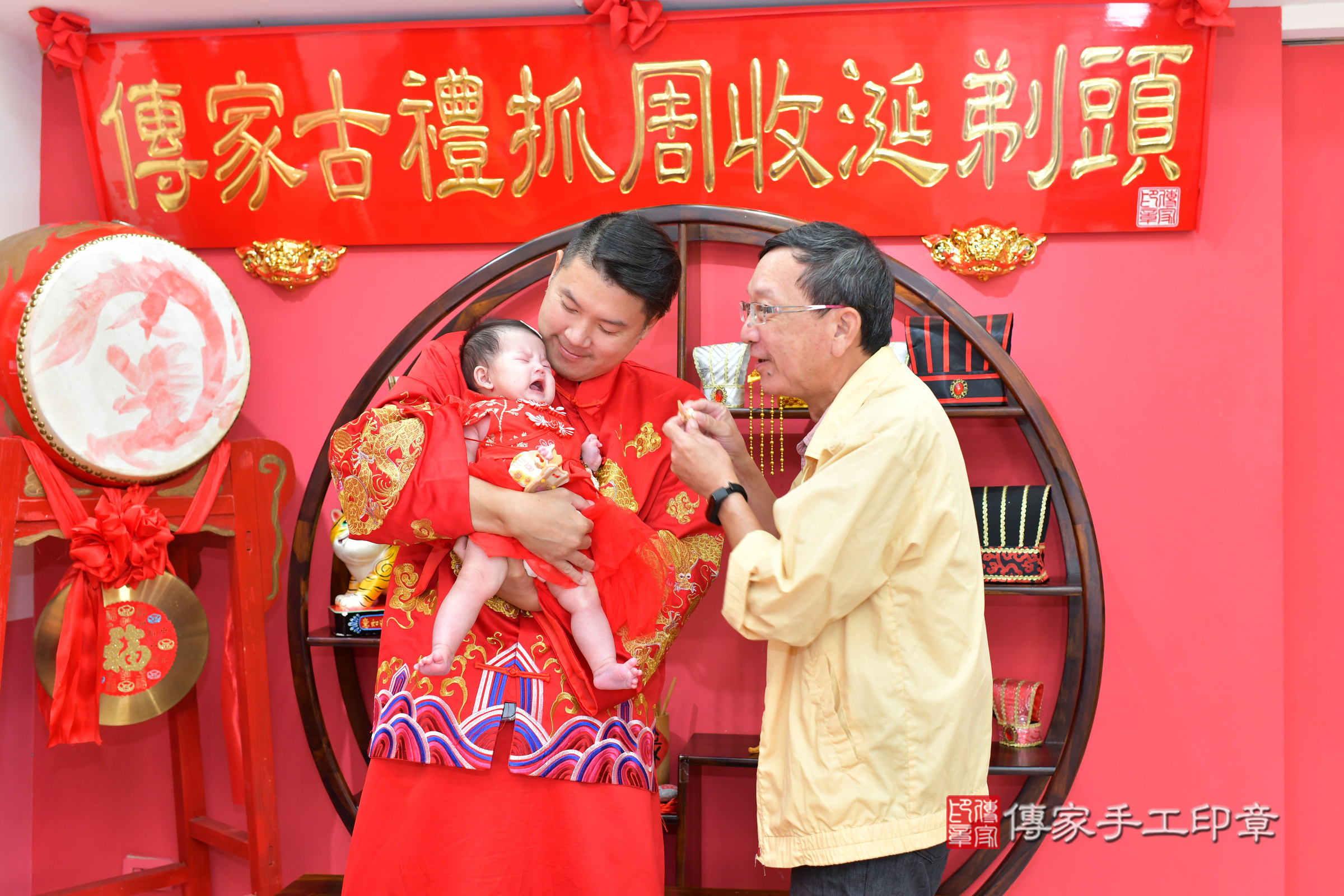 台中市北區小希寶寶收涎推薦：傳家台中店收涎中國風會場，嬰兒古禮收涎收口水流程儀式、收涎吉祥話、收涎餅乾、收涎拍照。收涎證書。2024.11.21，照片11