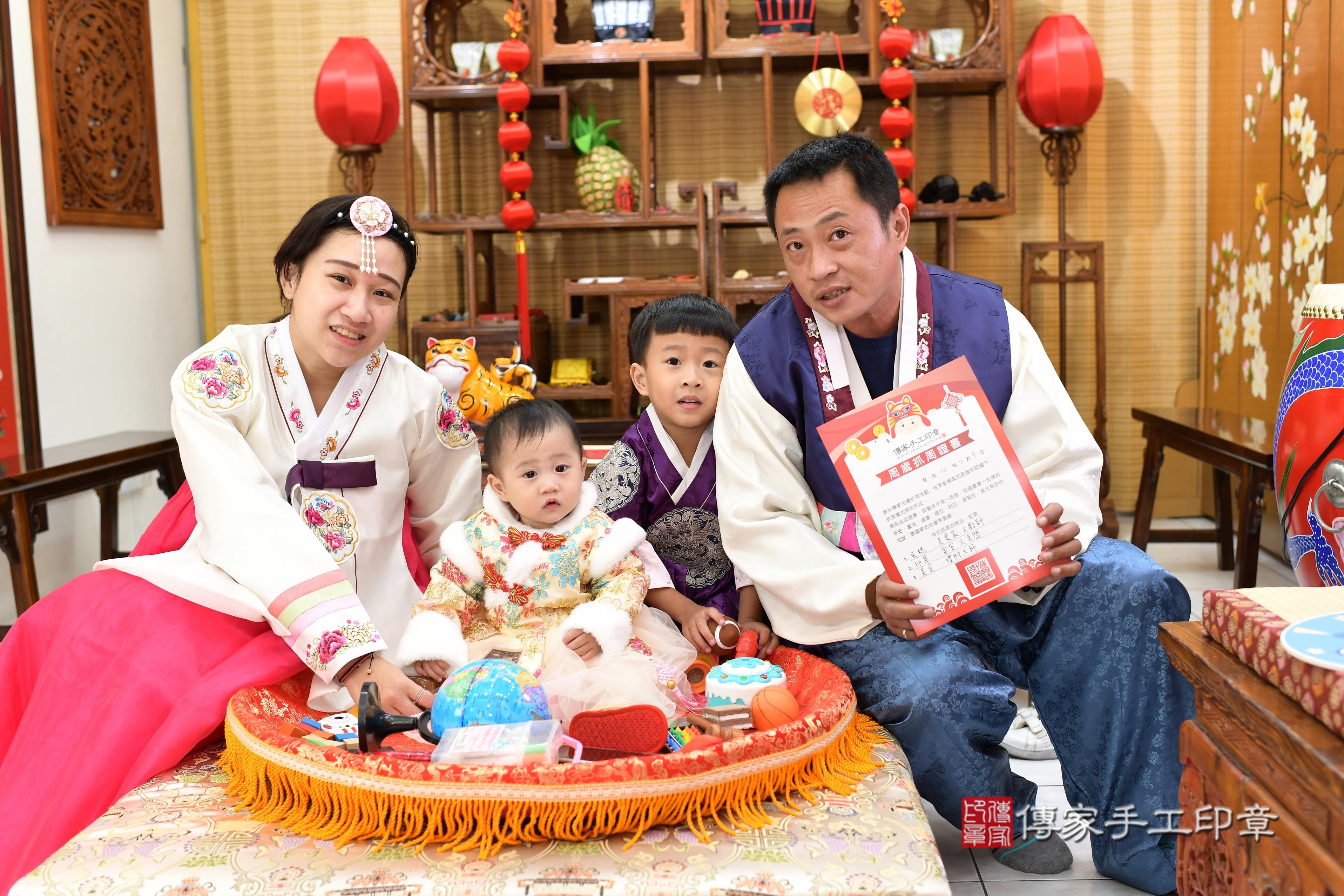 傳家手工印章台南店、抓周、度脺、中國風會場、傳家嬰兒古禮、吉祥話、抓周道具物品24種、拍照。抓周證書。寶寶抓周、滿周歲、生日快樂、祝福