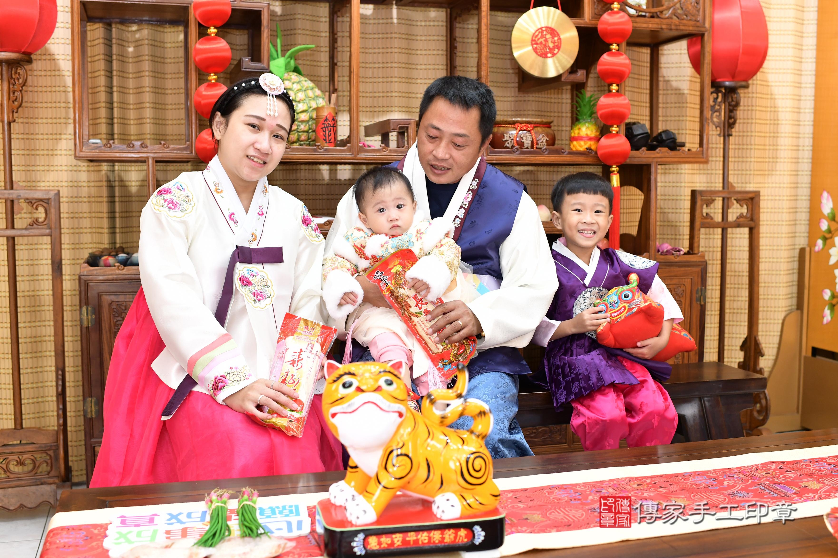 傳家手工印章台南店、抓周、度脺、中國風會場、傳家嬰兒古禮、吉祥話、抓周道具物品24種、拍照。抓周證書。寶寶抓周、滿周歲、生日快樂、祝福