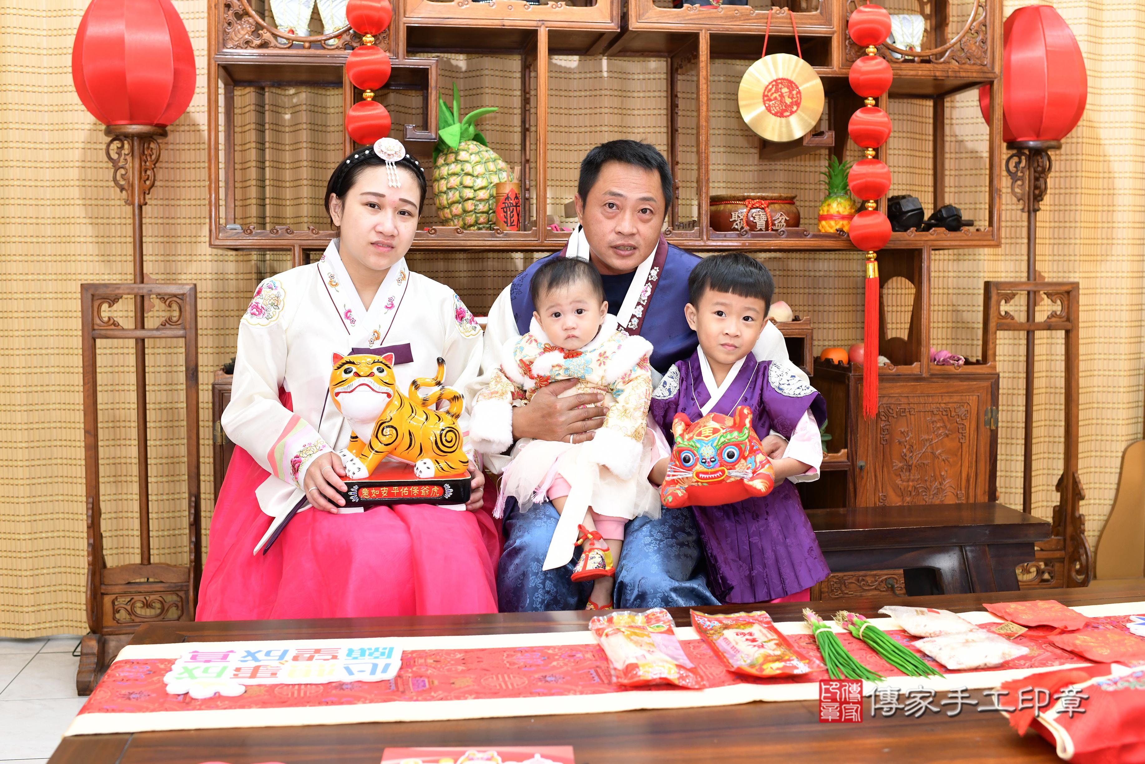 傳家手工印章台南店、抓周、度脺、中國風會場、傳家嬰兒古禮、吉祥話、抓周道具物品24種、拍照。抓周證書。寶寶抓周、滿周歲、生日快樂、祝福