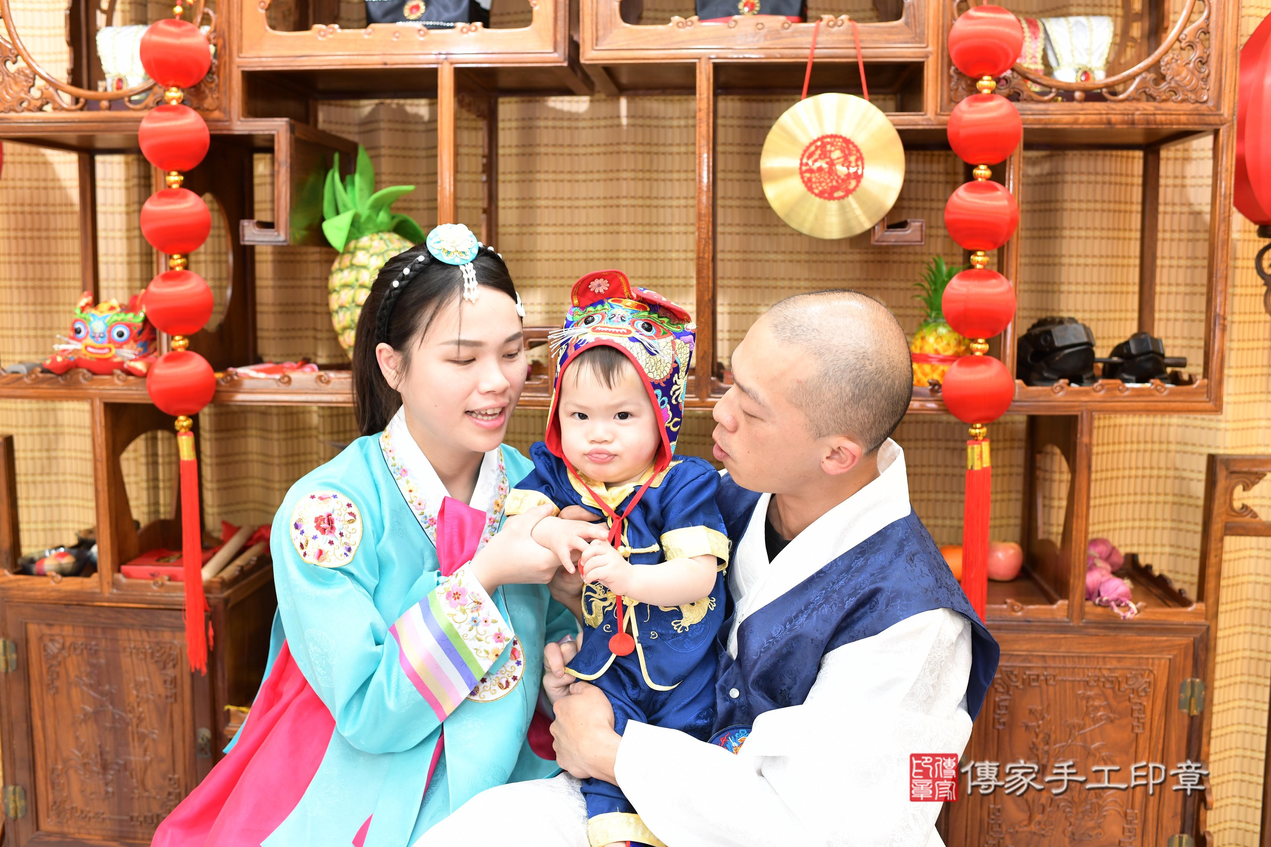 傳家手工印章台南店、抓周、度脺、中國風會場、傳家嬰兒古禮、吉祥話、抓周道具物品24種、拍照。抓周證書。寶寶抓周、滿周歲、生日快樂、祝福