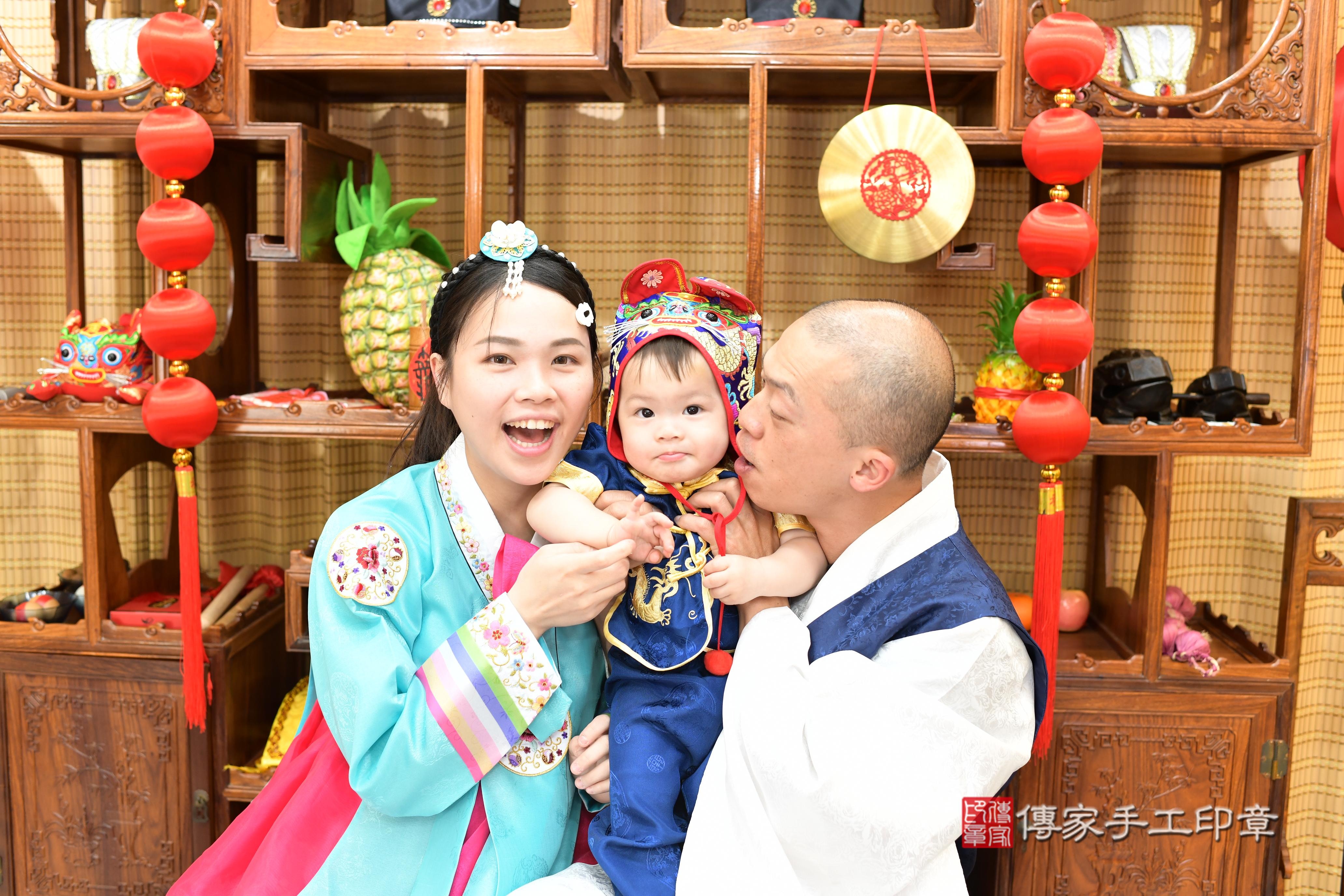 傳家手工印章台南店、抓周、度脺、中國風會場、傳家嬰兒古禮、吉祥話、抓周道具物品24種、拍照。抓周證書。寶寶抓周、滿周歲、生日快樂、祝福