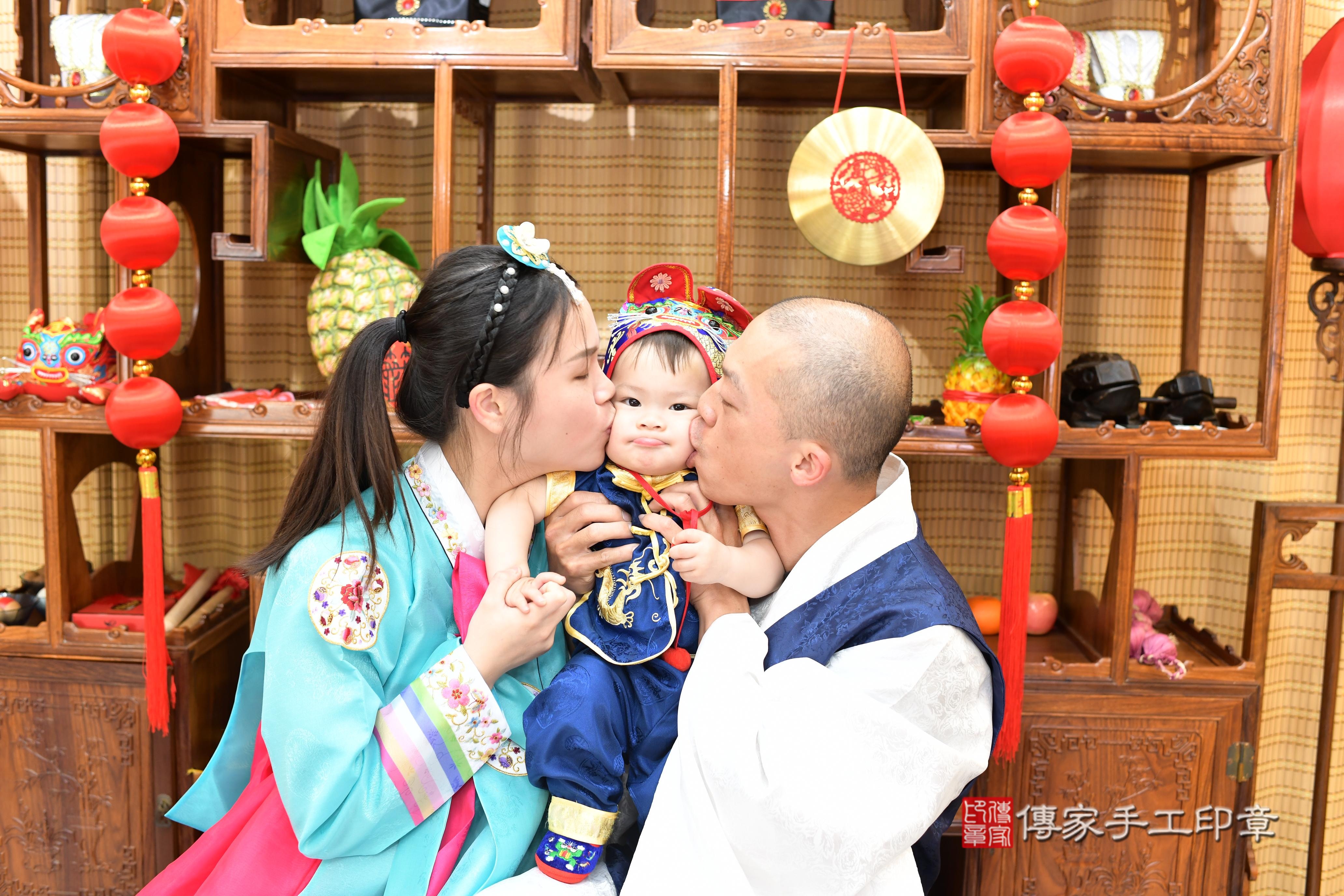 傳家手工印章台南店、抓周、度脺、中國風會場、傳家嬰兒古禮、吉祥話、抓周道具物品24種、拍照。抓周證書。寶寶抓周、滿周歲、生日快樂、祝福