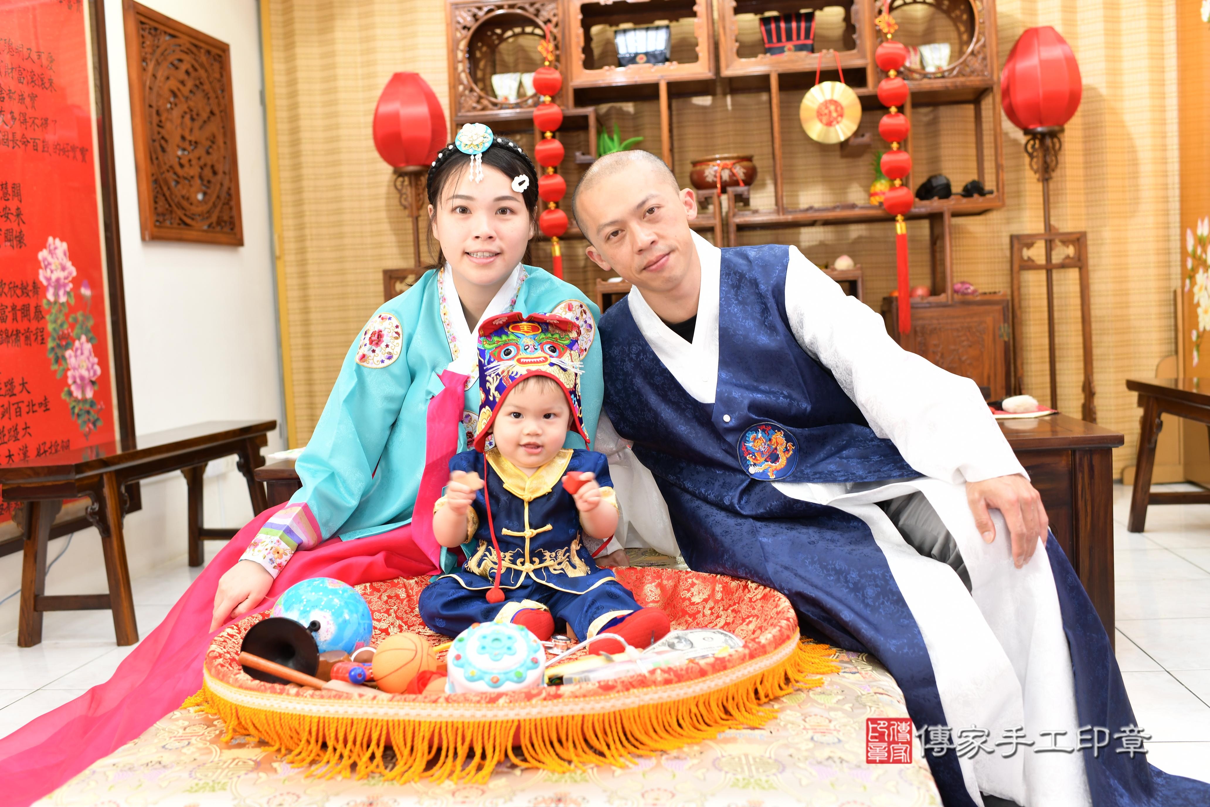 傳家手工印章台南店、抓周、度脺、中國風會場、傳家嬰兒古禮、吉祥話、抓周道具物品24種、拍照。抓周證書。寶寶抓周、滿周歲、生日快樂、祝福