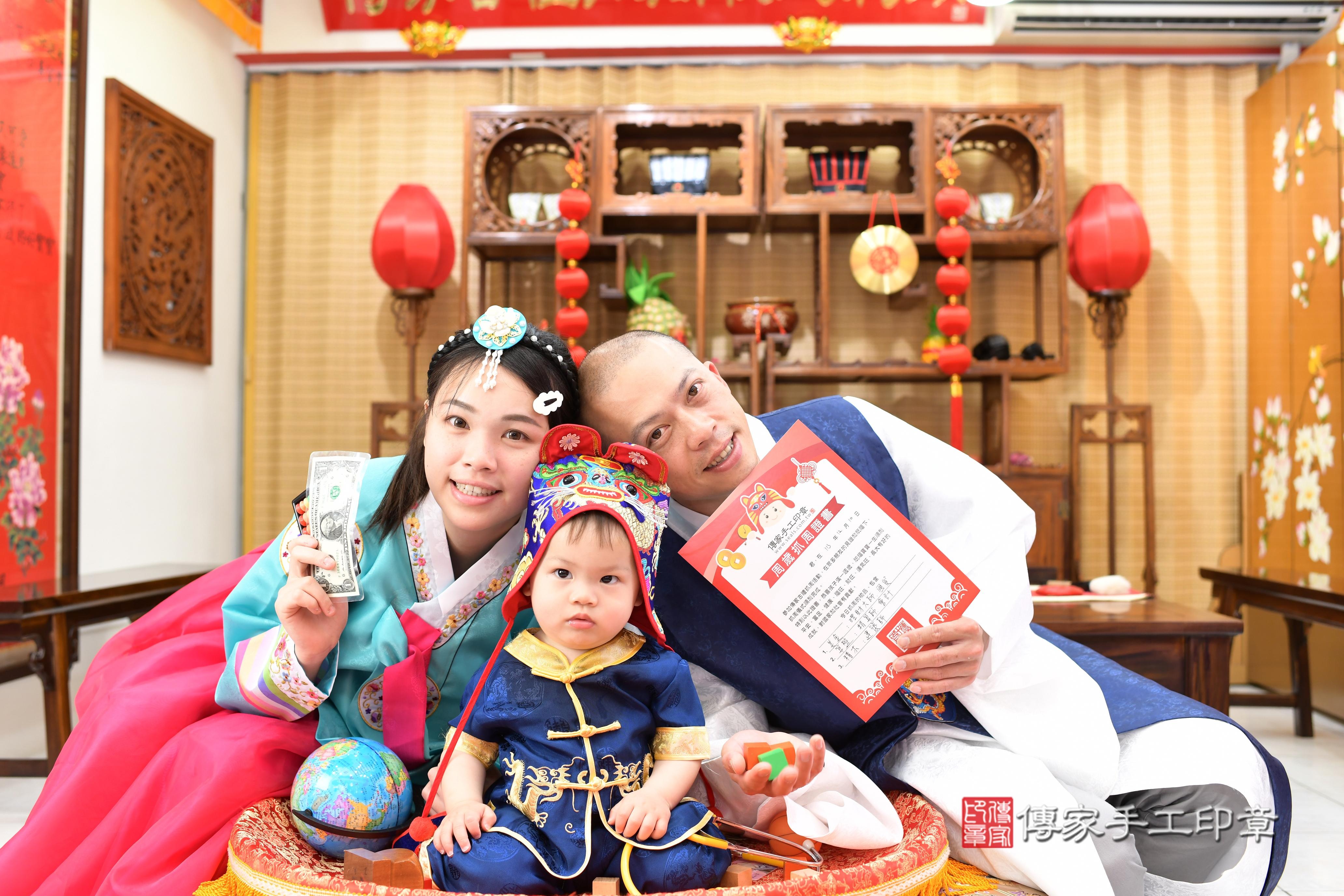 傳家手工印章台南店、抓周、度脺、中國風會場、傳家嬰兒古禮、吉祥話、抓周道具物品24種、拍照。抓周證書。寶寶抓周、滿周歲、生日快樂、祝福