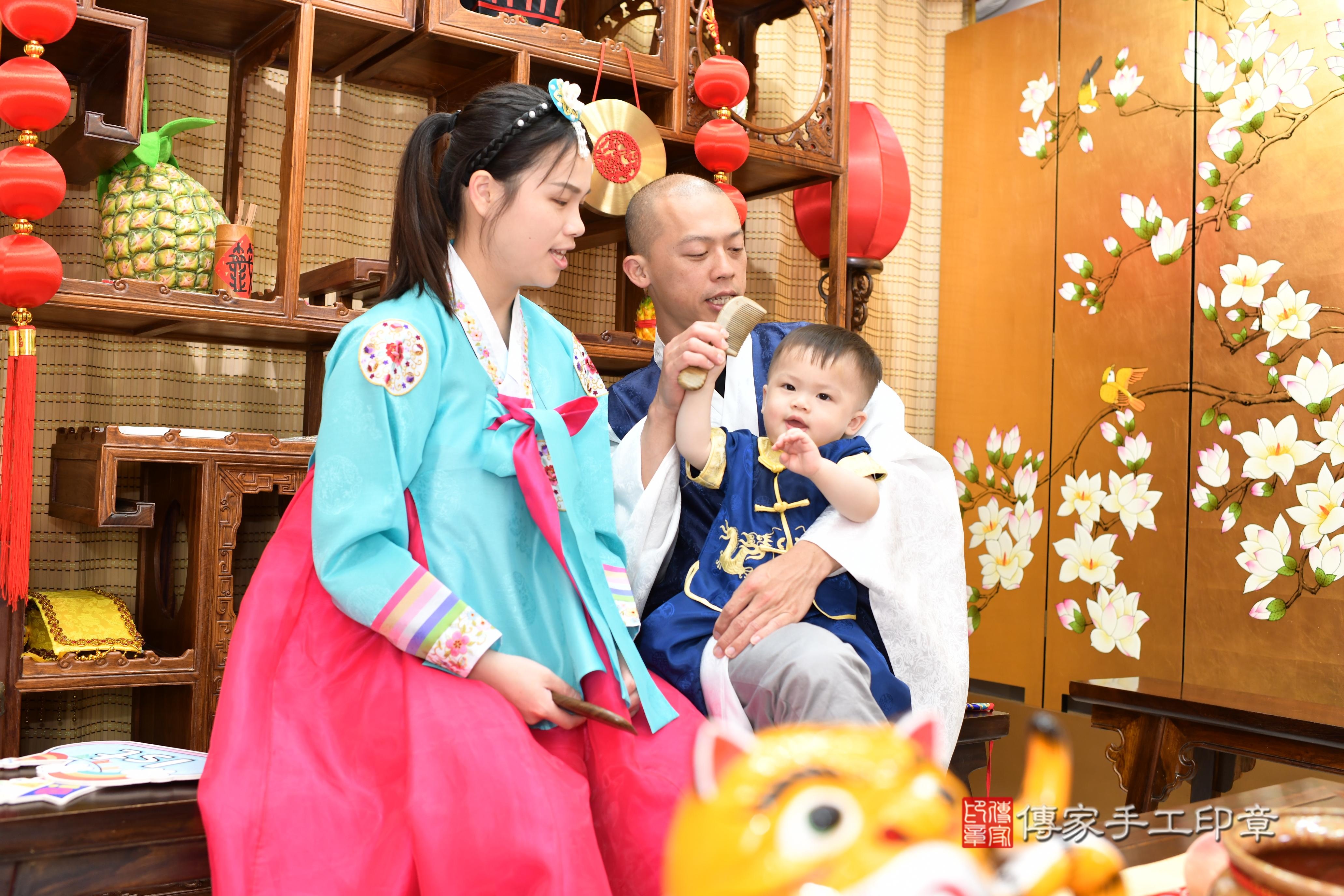 傳家手工印章台南店、抓周、度脺、中國風會場、傳家嬰兒古禮、吉祥話、抓周道具物品24種、拍照。抓周證書。寶寶抓周、滿周歲、生日快樂、祝福