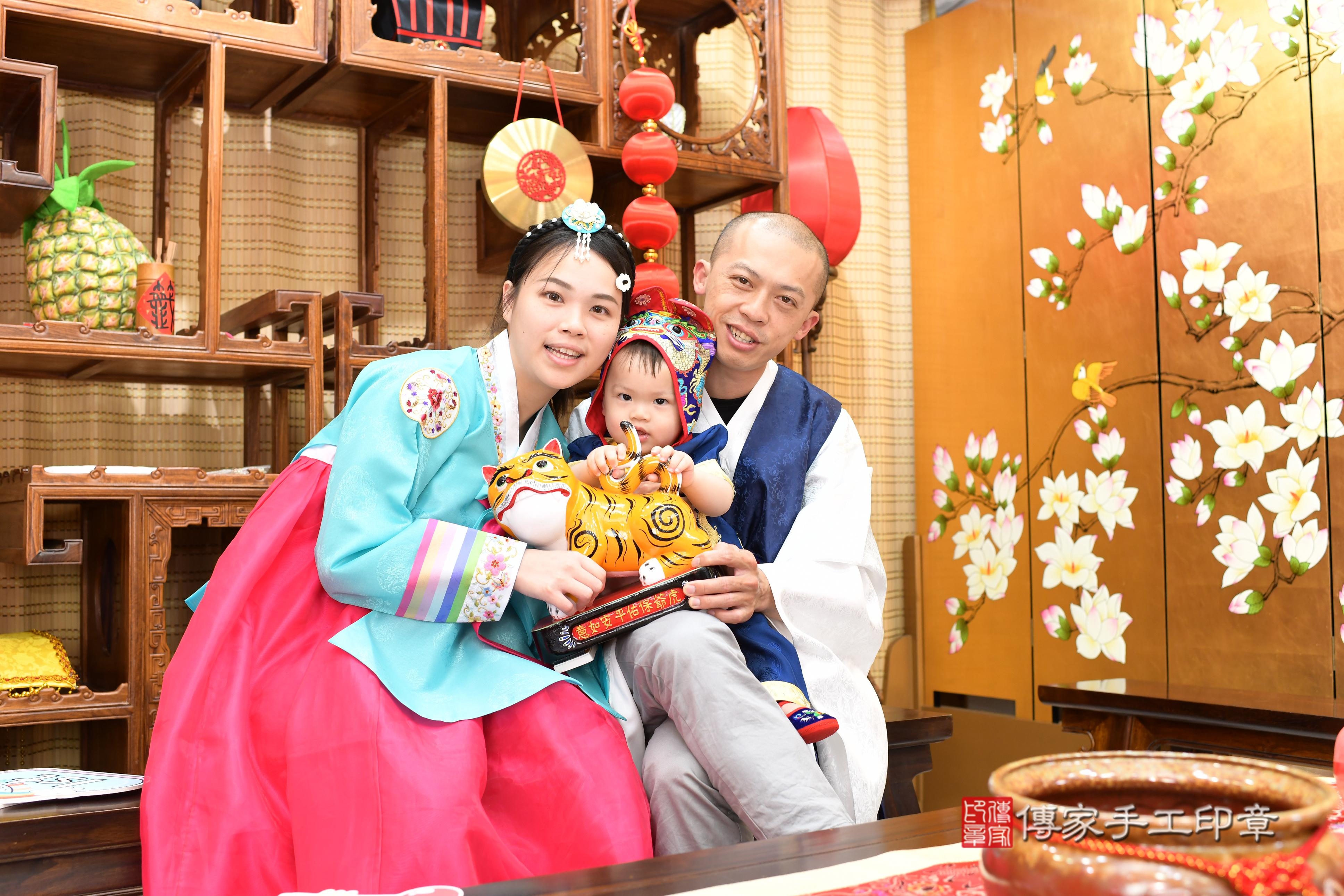 傳家手工印章台南店、抓周、度脺、中國風會場、傳家嬰兒古禮、吉祥話、抓周道具物品24種、拍照。抓周證書。寶寶抓周、滿周歲、生日快樂、祝福