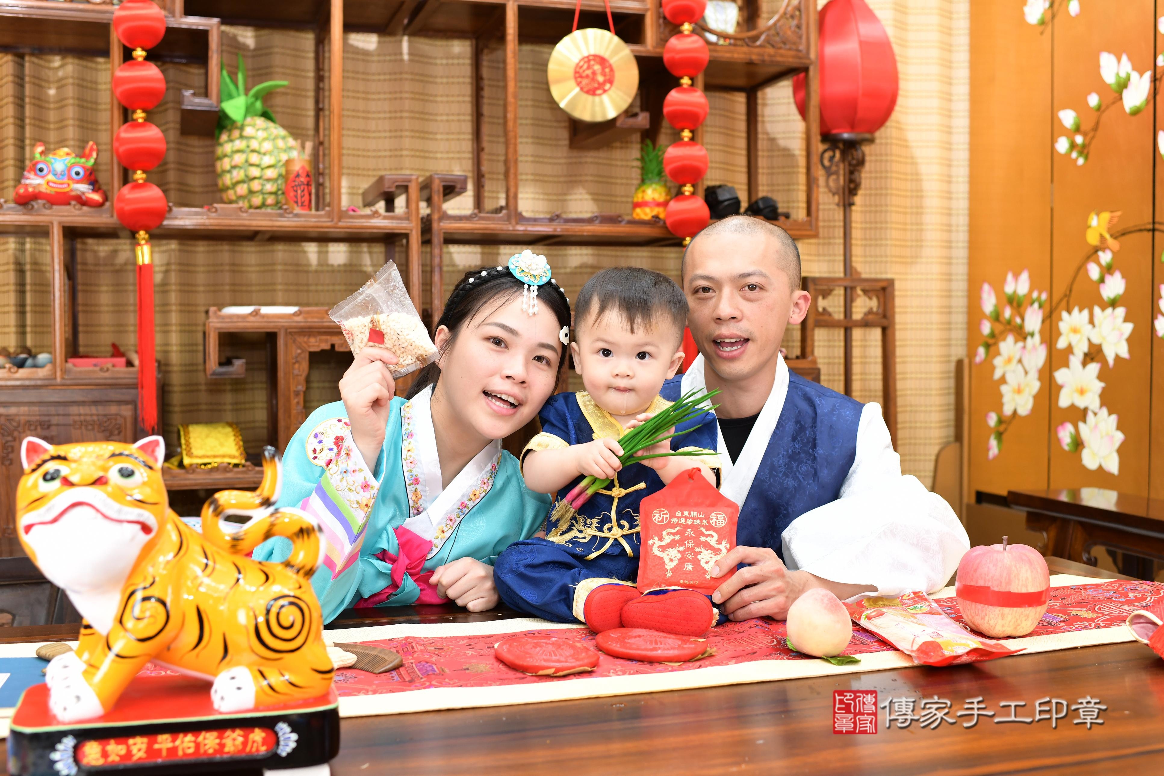 傳家手工印章台南店、抓周、度脺、中國風會場、傳家嬰兒古禮、吉祥話、抓周道具物品24種、拍照。抓周證書。寶寶抓周、滿周歲、生日快樂、祝福