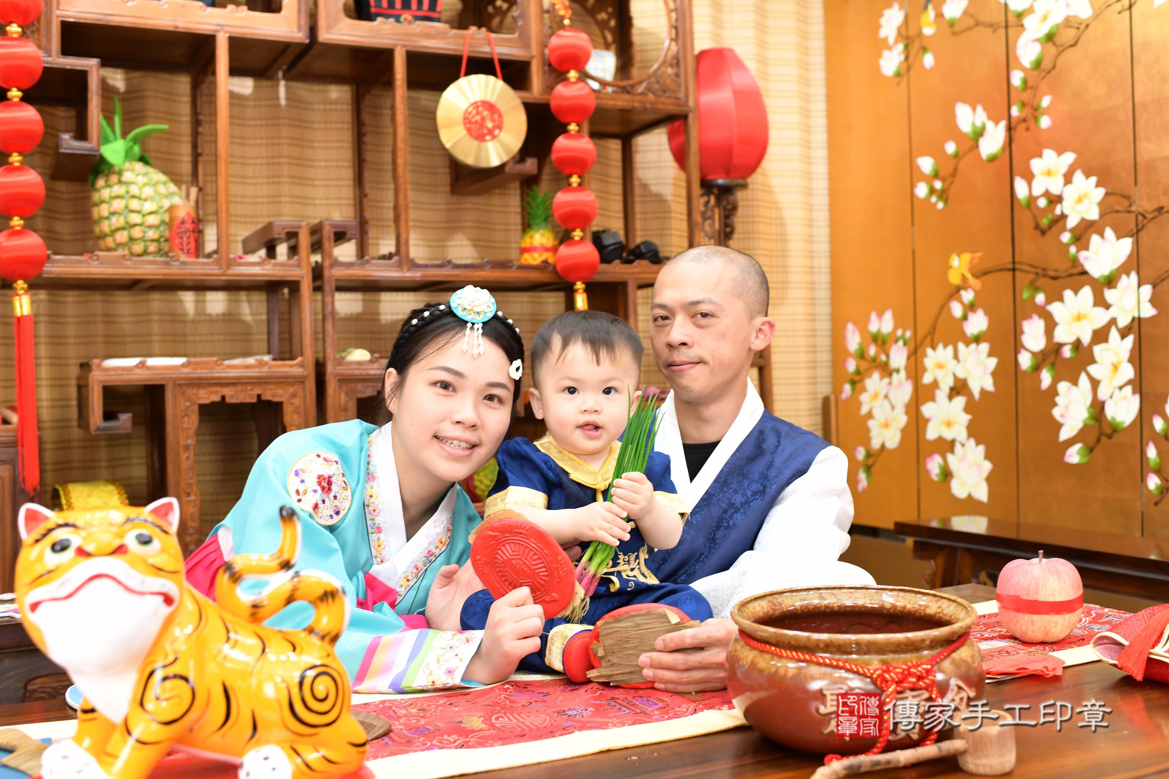 傳家手工印章台南店、抓周、度脺、中國風會場、傳家嬰兒古禮、吉祥話、抓周道具物品24種、拍照。抓周證書。寶寶抓周、滿周歲、生日快樂、祝福