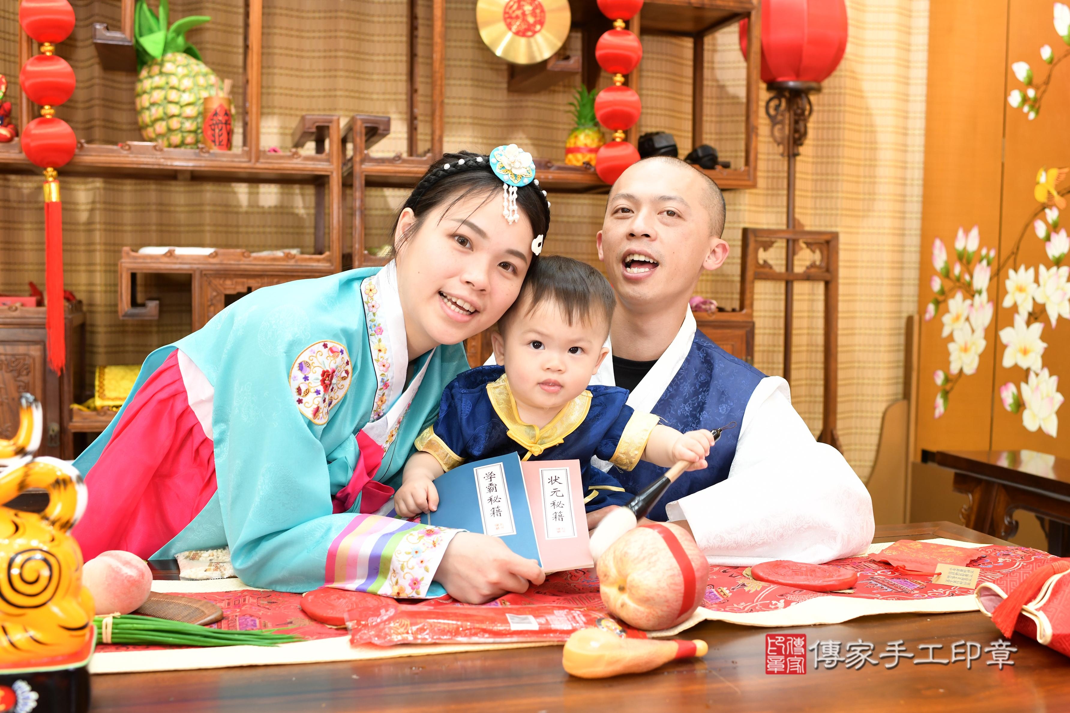 傳家手工印章台南店、抓周、度脺、中國風會場、傳家嬰兒古禮、吉祥話、抓周道具物品24種、拍照。抓周證書。寶寶抓周、滿周歲、生日快樂、祝福
