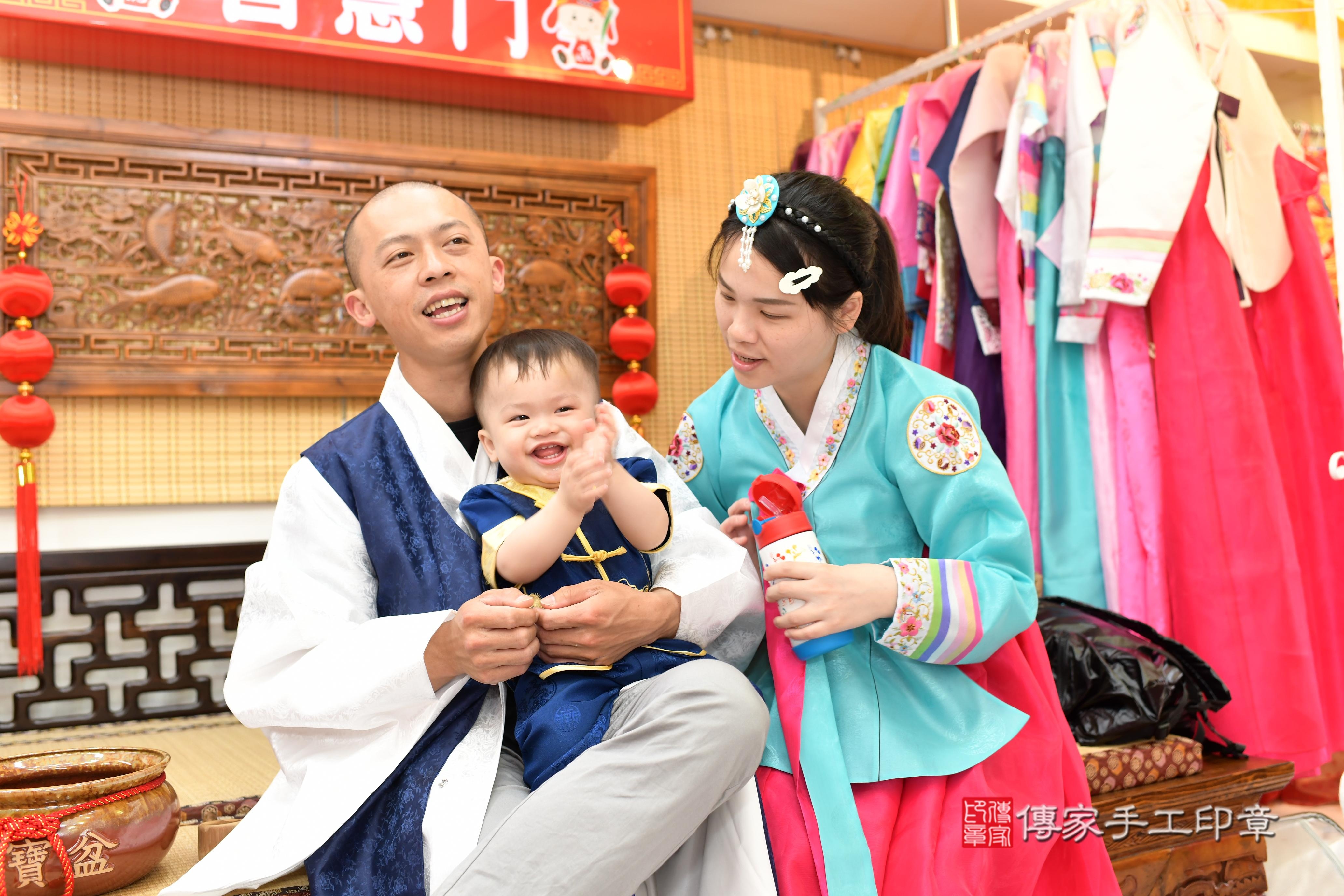傳家手工印章台南店、抓周、度脺、中國風會場、傳家嬰兒古禮、吉祥話、抓周道具物品24種、拍照。抓周證書。寶寶抓周、滿周歲、生日快樂、祝福