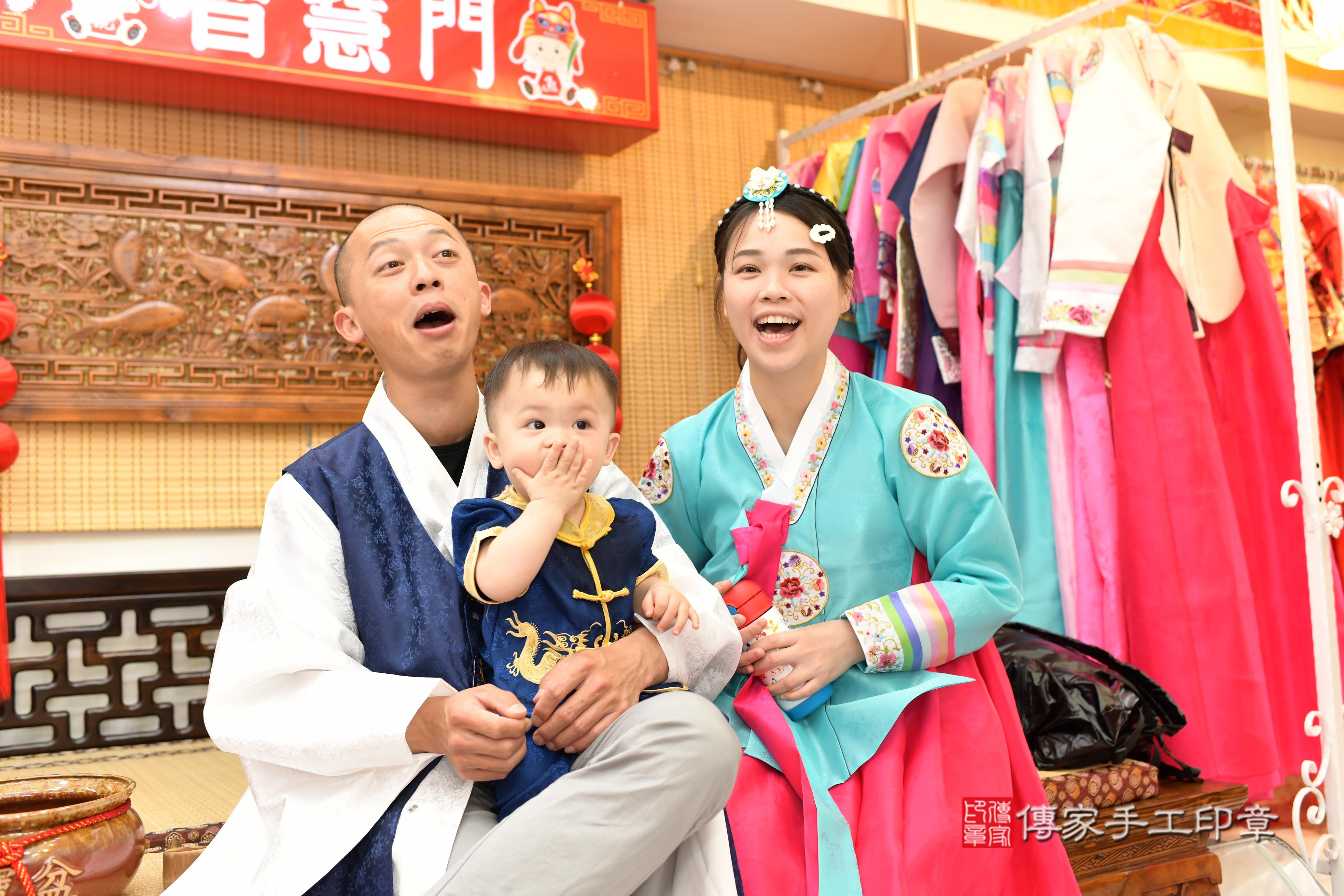 傳家手工印章台南店、抓周、度脺、中國風會場、傳家嬰兒古禮、吉祥話、抓周道具物品24種、拍照。抓周證書。寶寶抓周、滿周歲、生日快樂、祝福