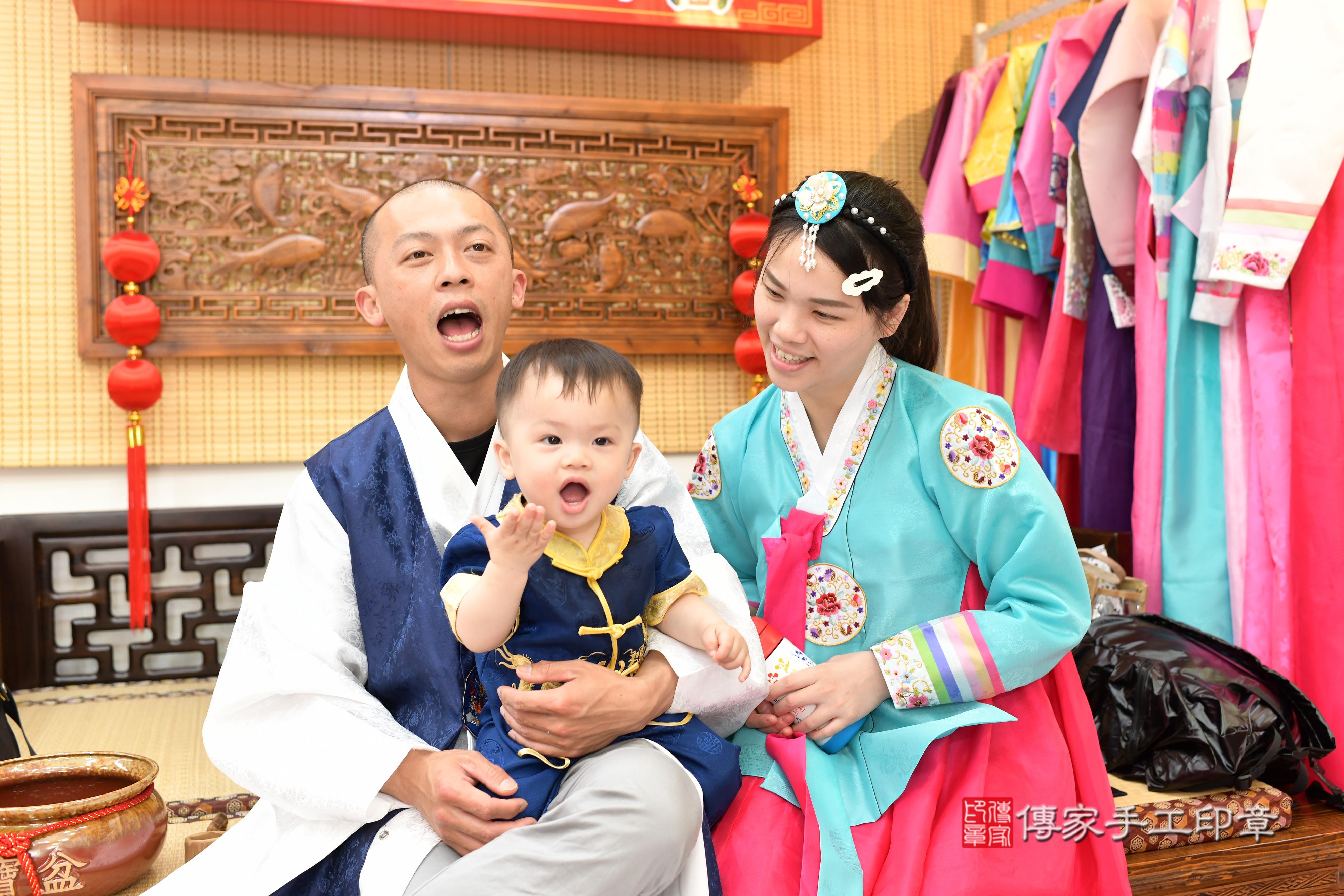 傳家手工印章台南店、抓周、度脺、中國風會場、傳家嬰兒古禮、吉祥話、抓周道具物品24種、拍照。抓周證書。寶寶抓周、滿周歲、生日快樂、祝福