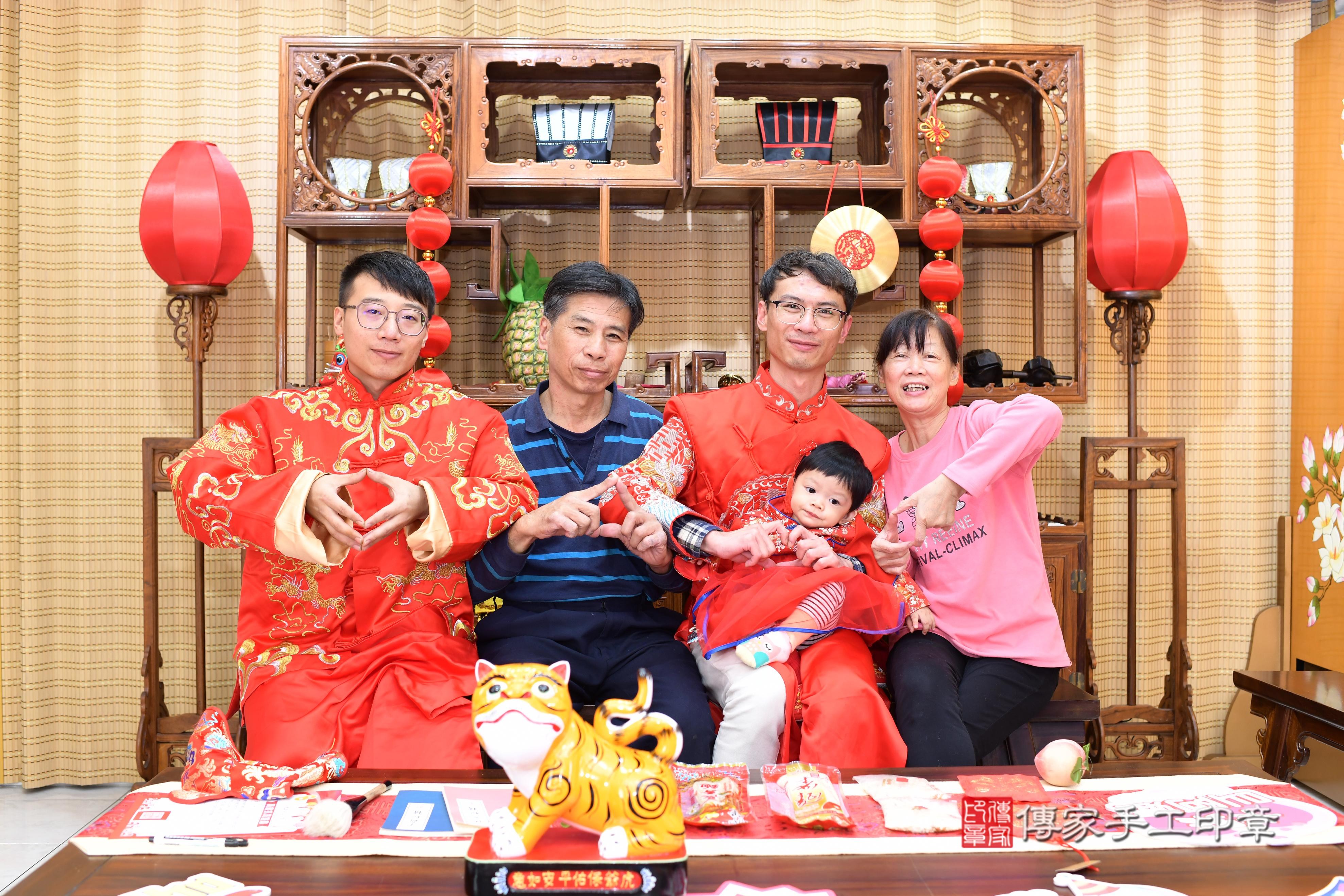 傳家手工印章台南店、抓周、度脺、中國風會場、傳家嬰兒古禮、吉祥話、抓周道具物品24種、拍照。抓周證書。寶寶抓周、滿周歲、生日快樂、祝福
