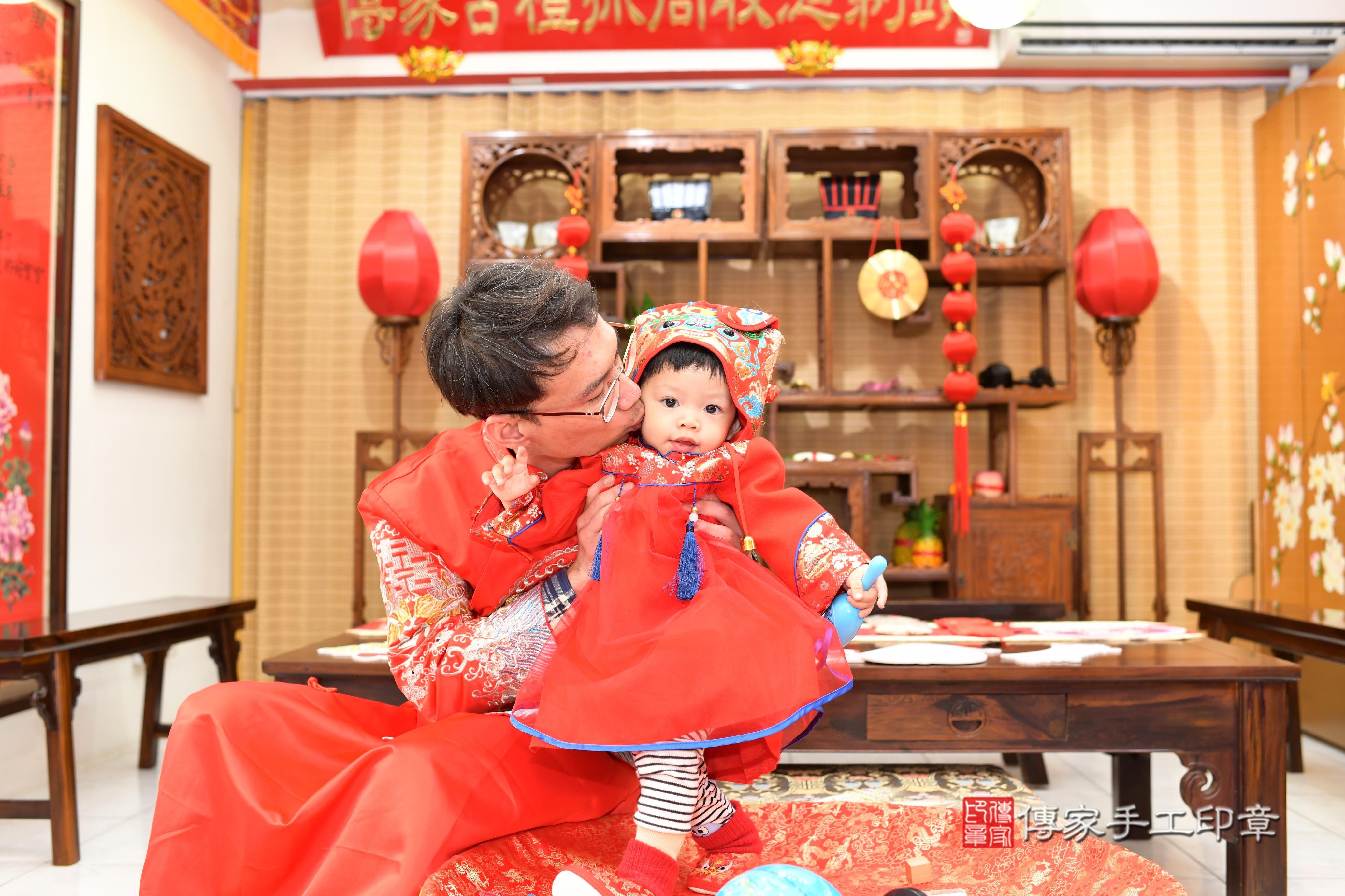 傳家手工印章台南店、抓周、度脺、中國風會場、傳家嬰兒古禮、吉祥話、抓周道具物品24種、拍照。抓周證書。寶寶抓周、滿周歲、生日快樂、祝福
