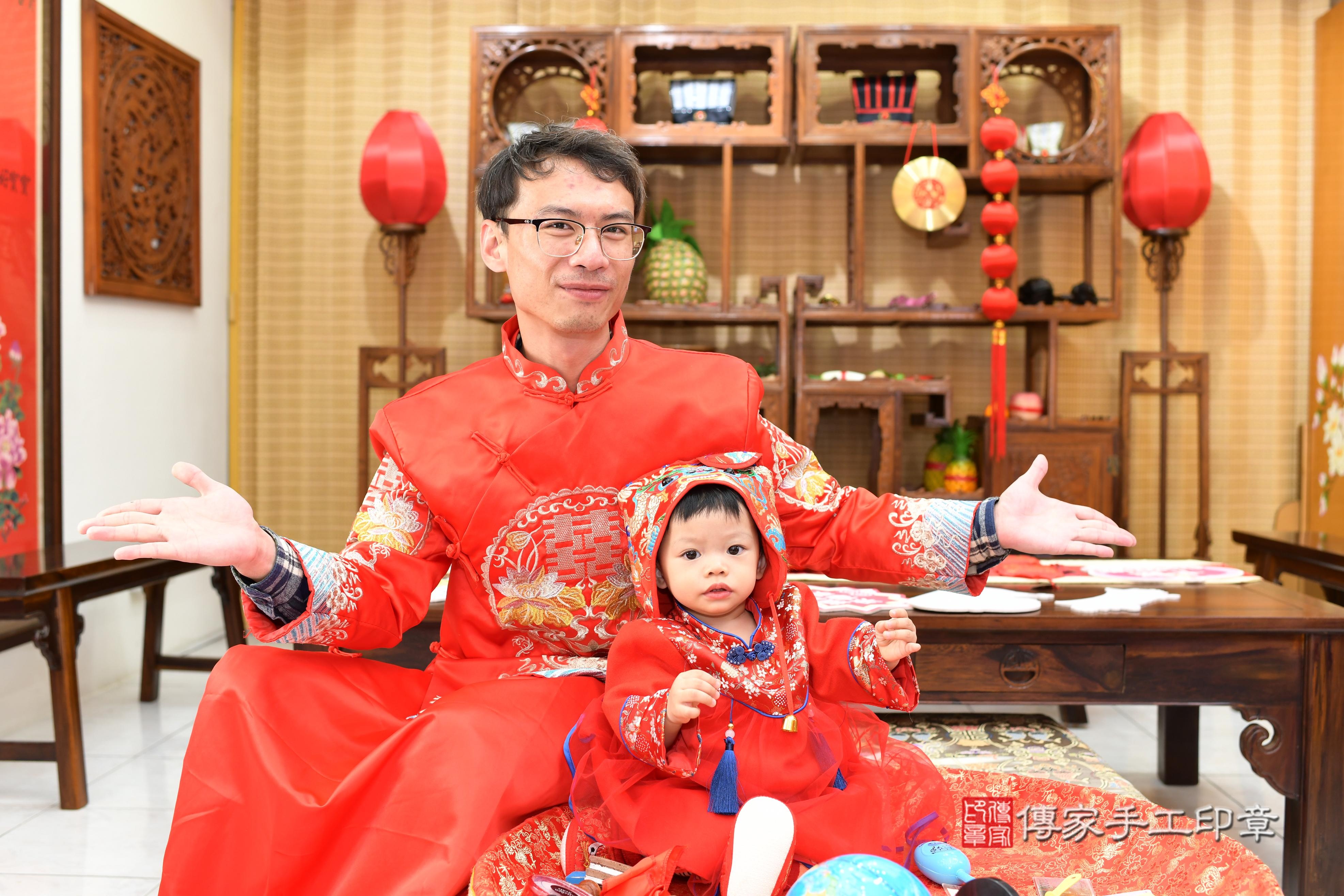 傳家手工印章台南店、抓周、度脺、中國風會場、傳家嬰兒古禮、吉祥話、抓周道具物品24種、拍照。抓周證書。寶寶抓周、滿周歲、生日快樂、祝福