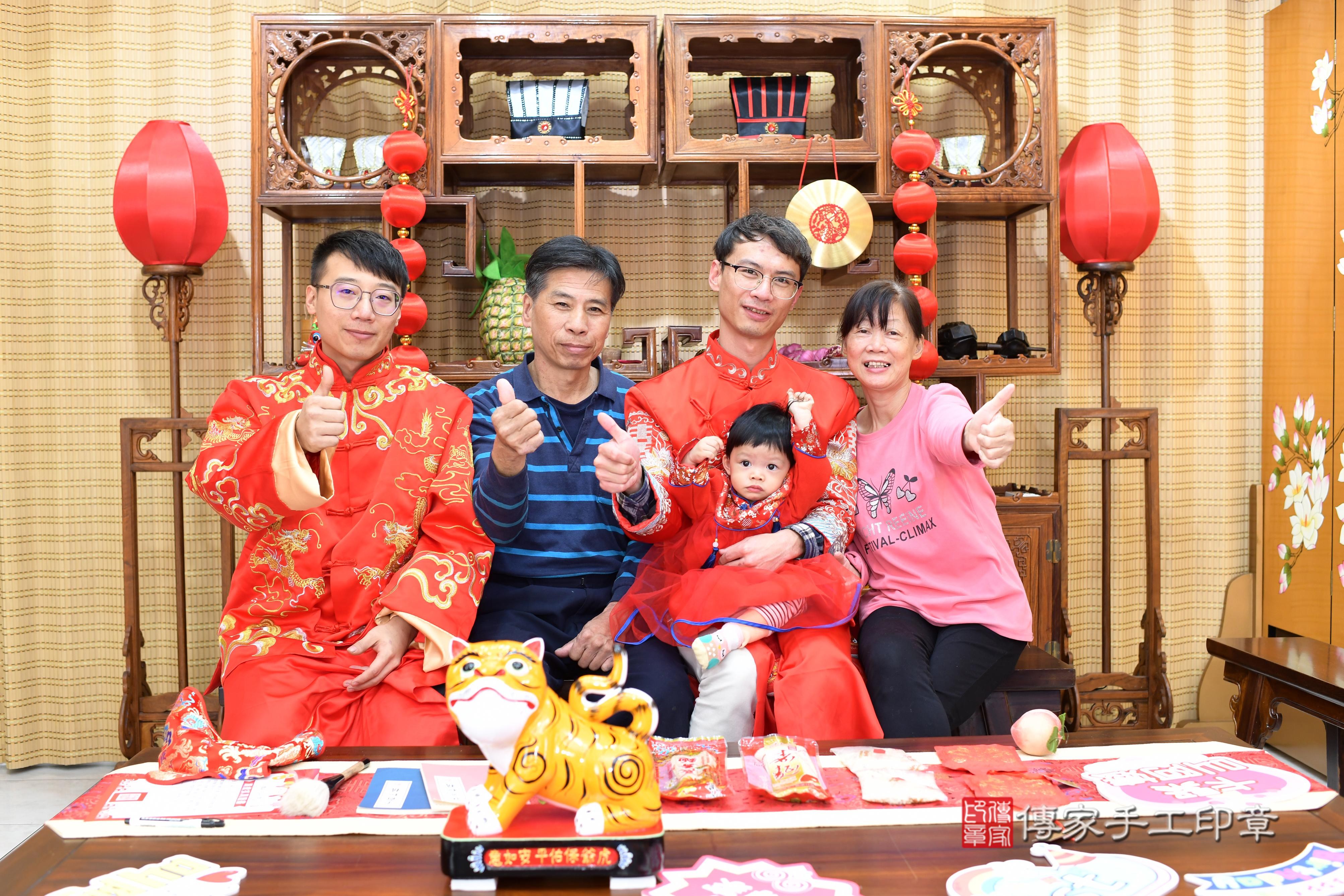 傳家手工印章台南店、抓周、度脺、中國風會場、傳家嬰兒古禮、吉祥話、抓周道具物品24種、拍照。抓周證書。寶寶抓周、滿周歲、生日快樂、祝福