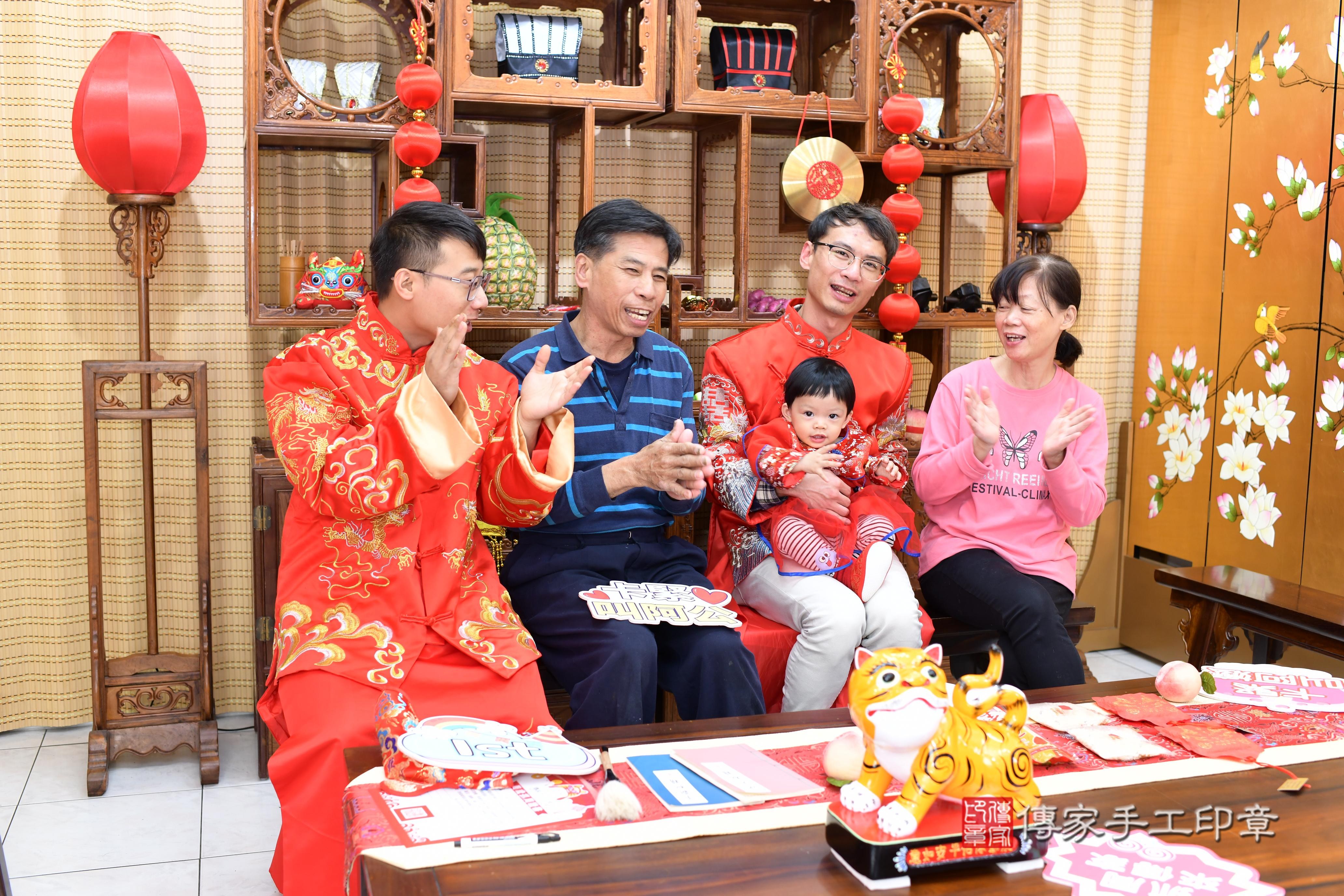 傳家手工印章台南店、抓周、度脺、中國風會場、傳家嬰兒古禮、吉祥話、抓周道具物品24種、拍照。抓周證書。寶寶抓周、滿周歲、生日快樂、祝福