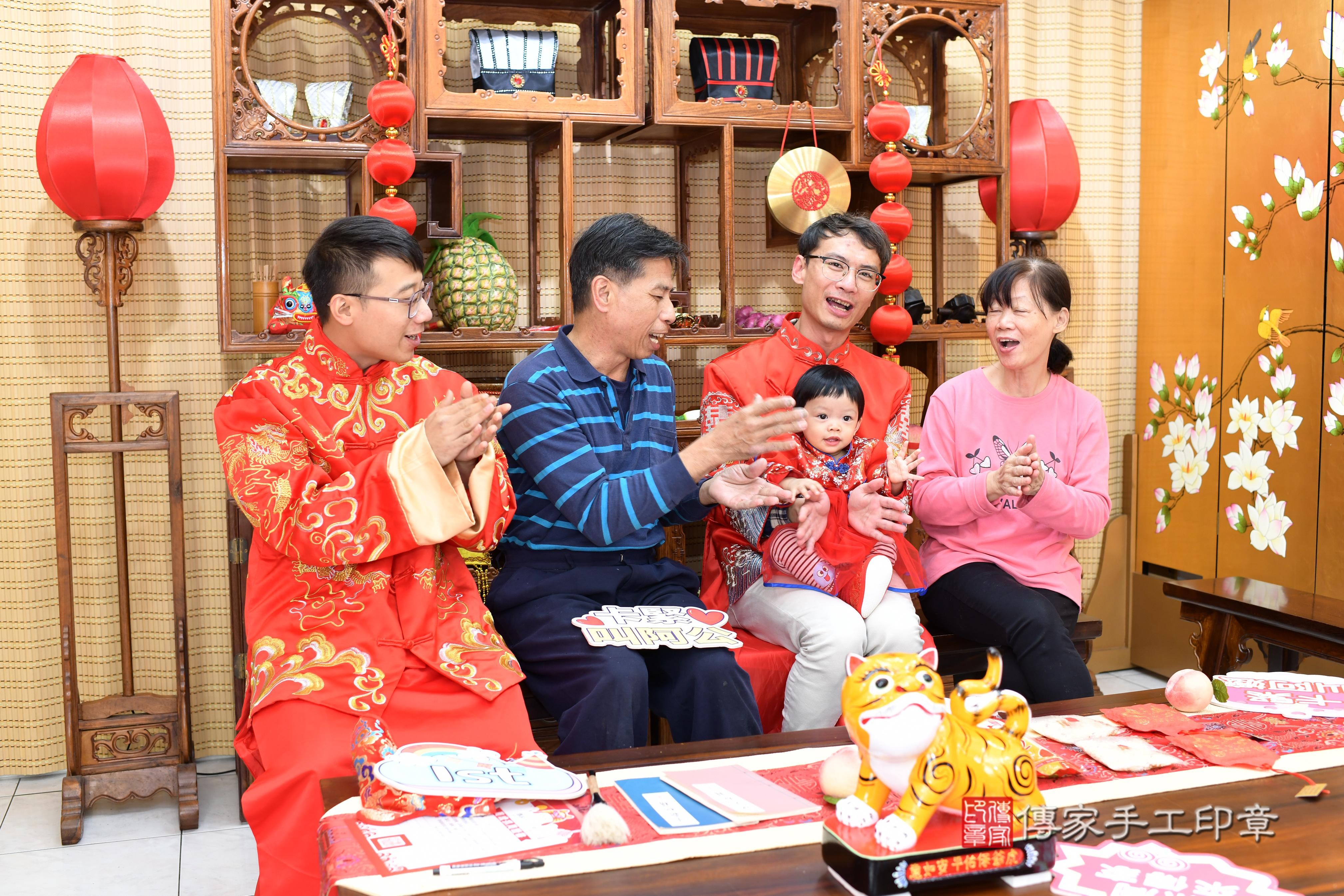 傳家手工印章台南店、抓周、度脺、中國風會場、傳家嬰兒古禮、吉祥話、抓周道具物品24種、拍照。抓周證書。寶寶抓周、滿周歲、生日快樂、祝福