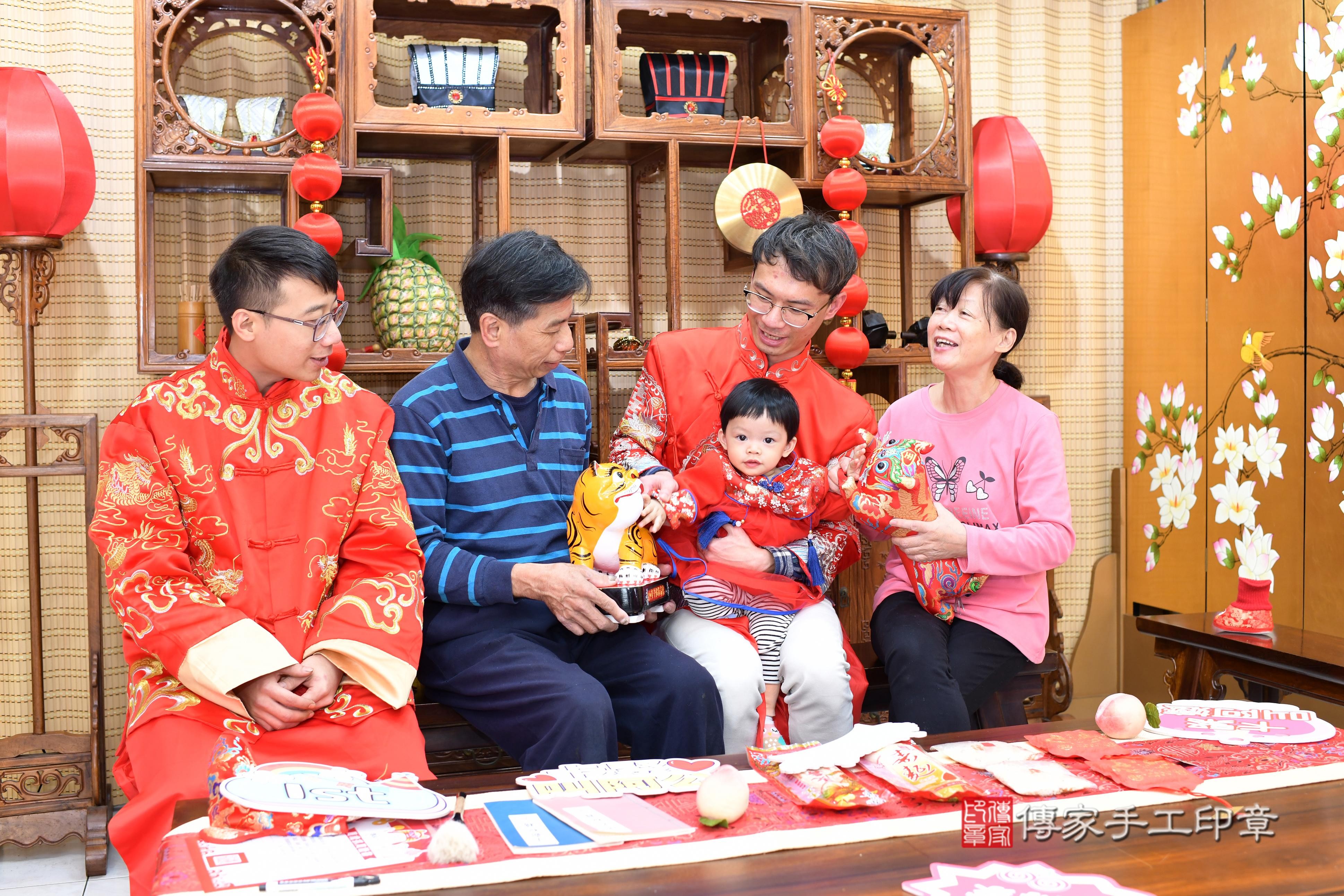 傳家手工印章台南店、抓周、度脺、中國風會場、傳家嬰兒古禮、吉祥話、抓周道具物品24種、拍照。抓周證書。寶寶抓周、滿周歲、生日快樂、祝福