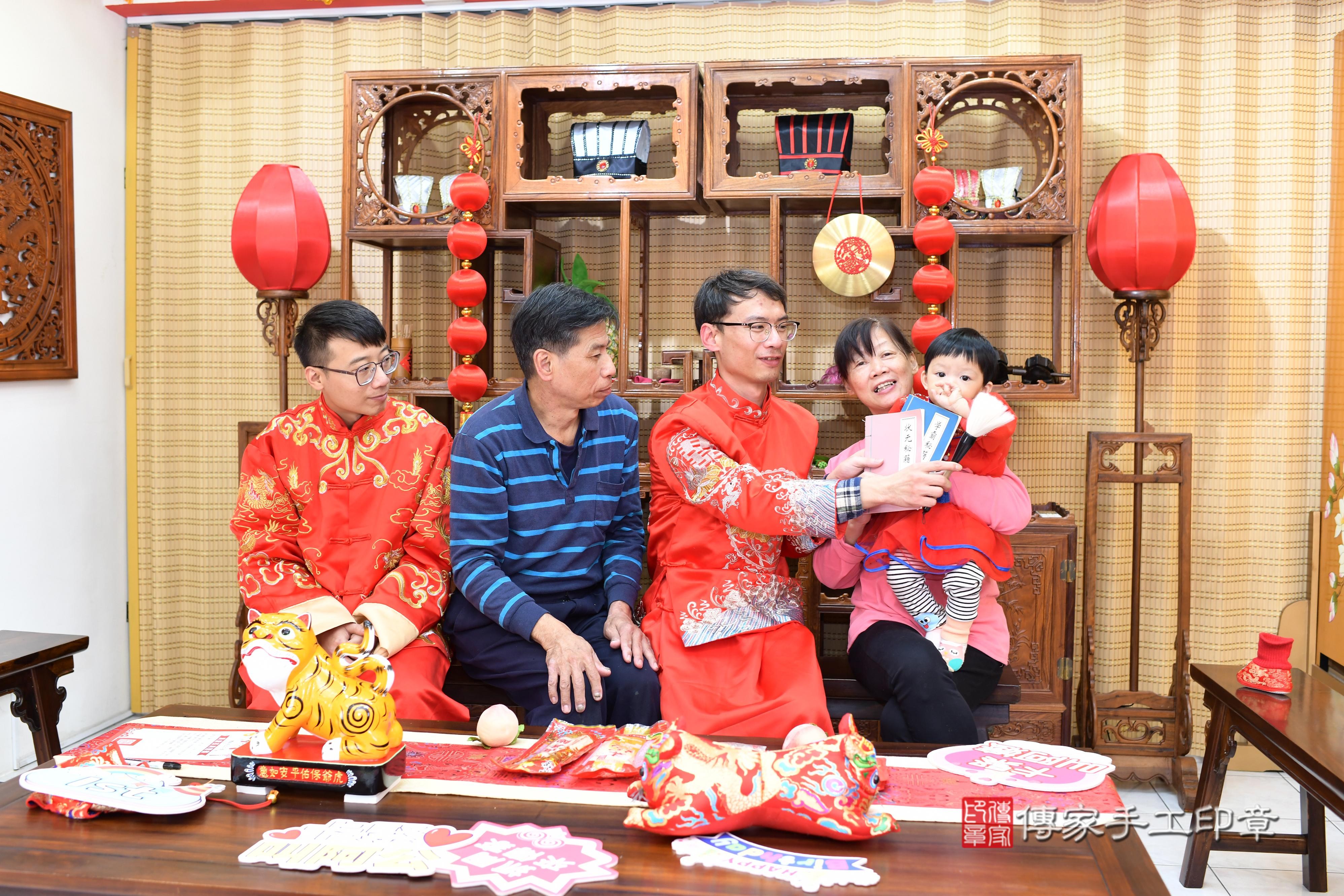 傳家手工印章台南店、抓周、度脺、中國風會場、傳家嬰兒古禮、吉祥話、抓周道具物品24種、拍照。抓周證書。寶寶抓周、滿周歲、生日快樂、祝福
