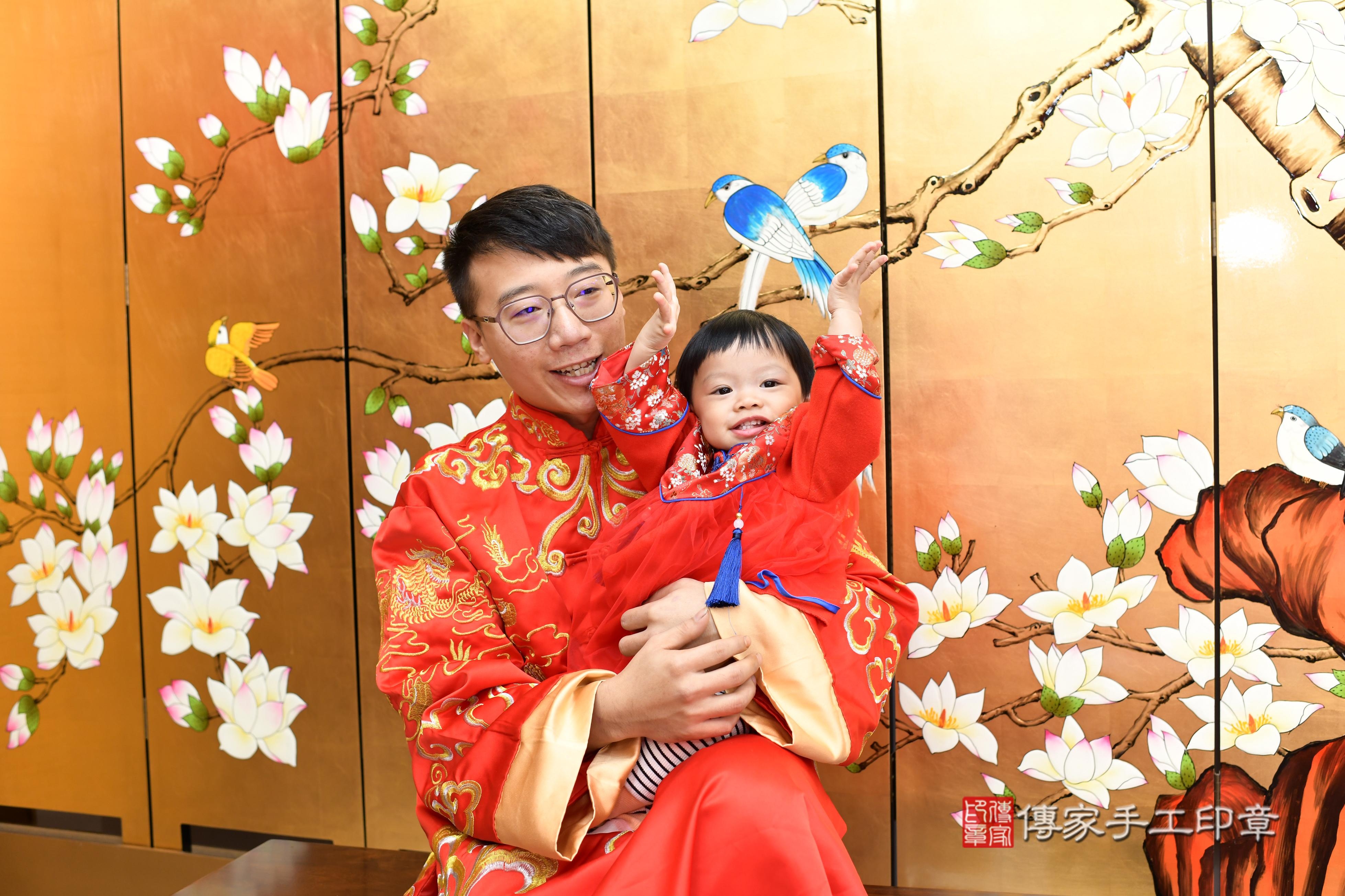 傳家手工印章台南店、抓周、度脺、中國風會場、傳家嬰兒古禮、吉祥話、抓周道具物品24種、拍照。抓周證書。寶寶抓周、滿周歲、生日快樂、祝福