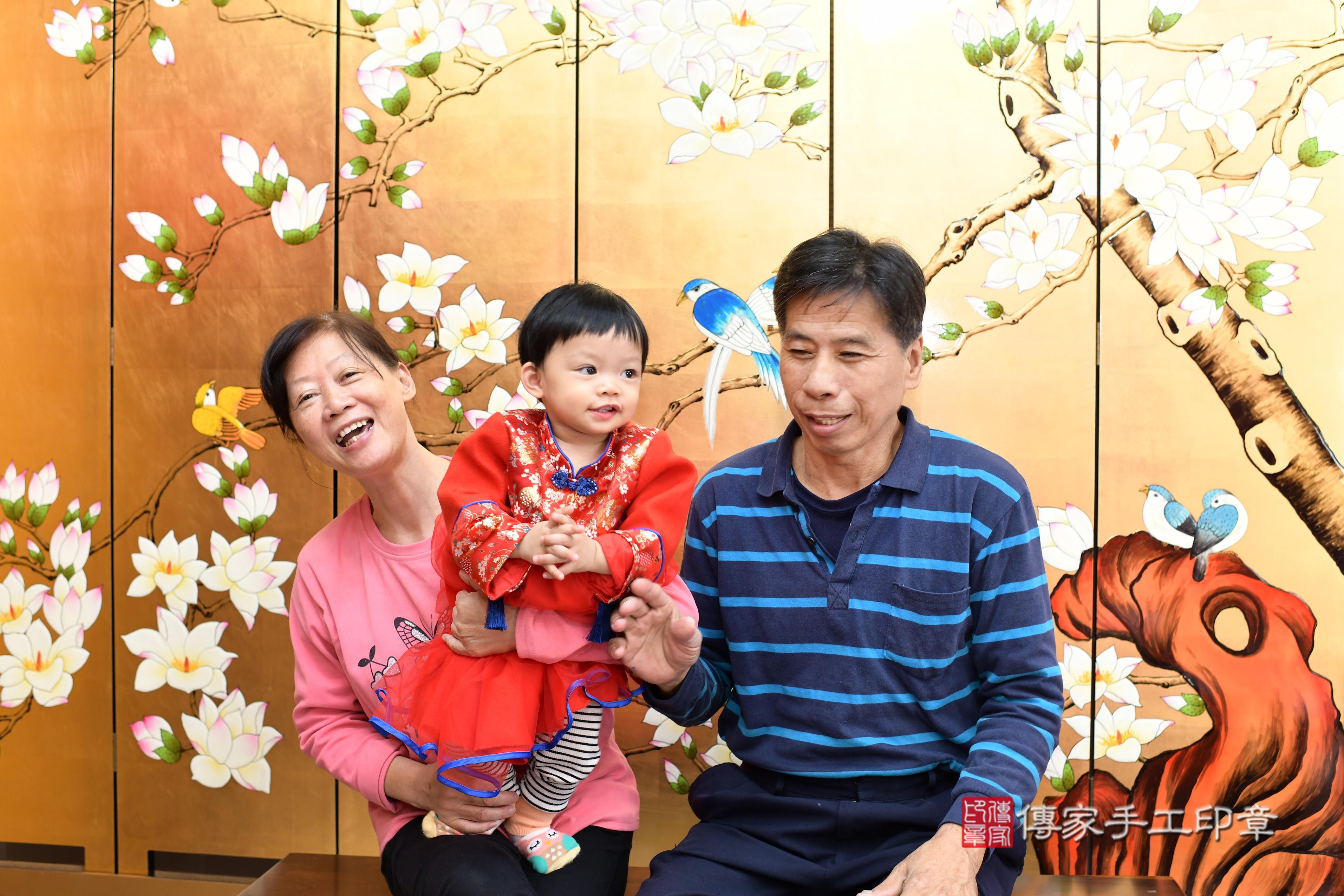傳家手工印章台南店、抓周、度脺、中國風會場、傳家嬰兒古禮、吉祥話、抓周道具物品24種、拍照。抓周證書。寶寶抓周、滿周歲、生日快樂、祝福