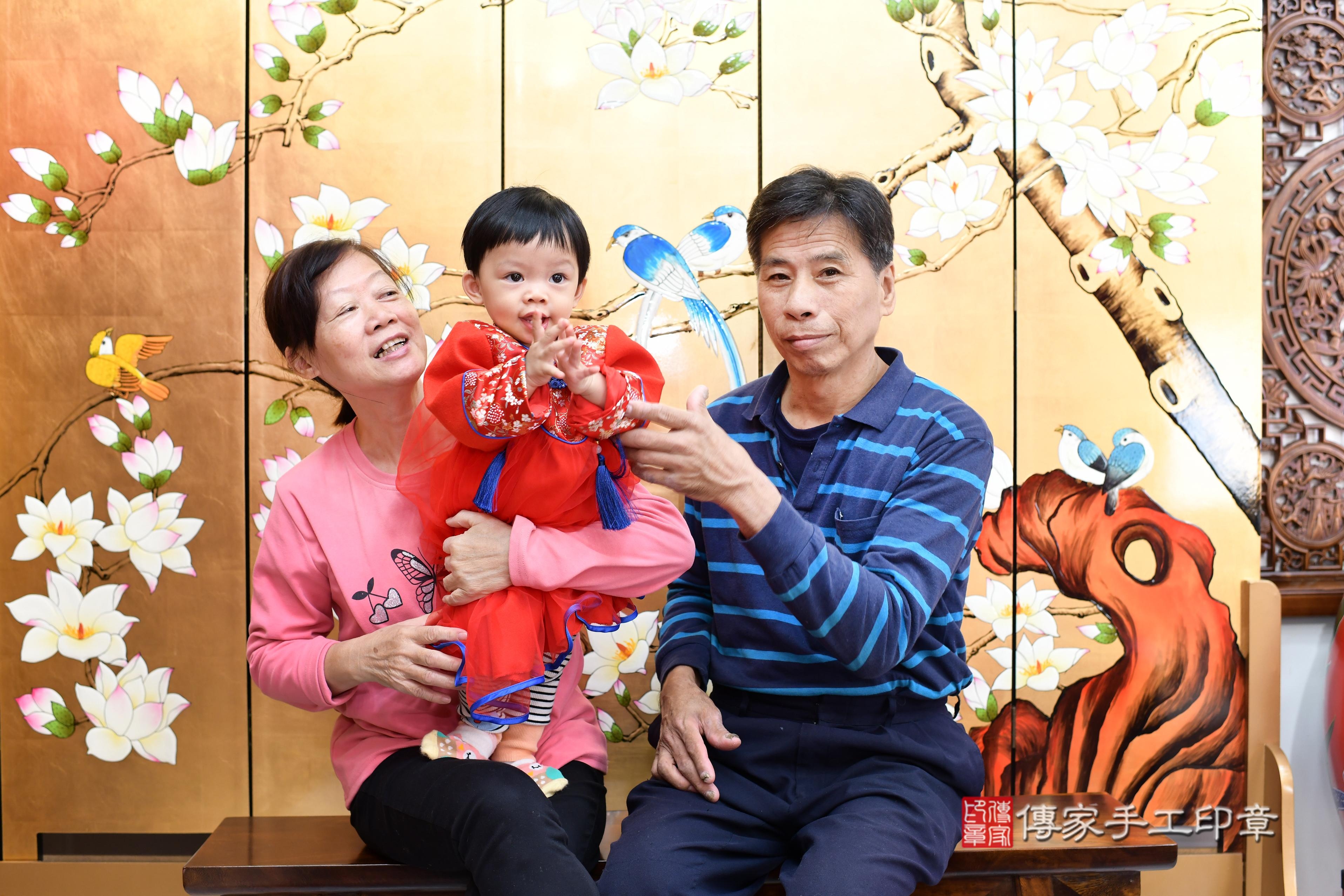 傳家手工印章台南店、抓周、度脺、中國風會場、傳家嬰兒古禮、吉祥話、抓周道具物品24種、拍照。抓周證書。寶寶抓周、滿周歲、生日快樂、祝福