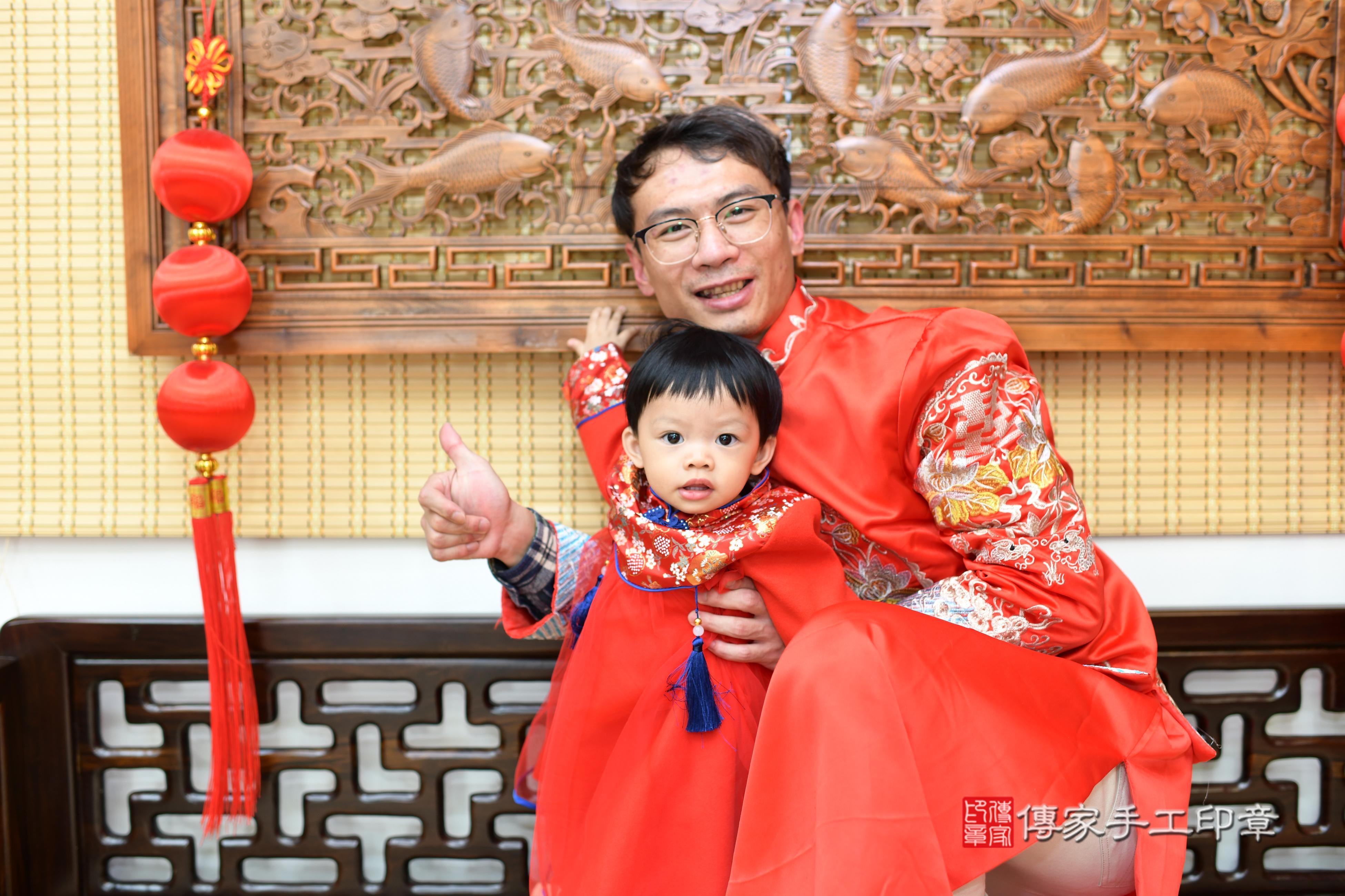 傳家手工印章台南店、抓周、度脺、中國風會場、傳家嬰兒古禮、吉祥話、抓周道具物品24種、拍照。抓周證書。寶寶抓周、滿周歲、生日快樂、祝福
