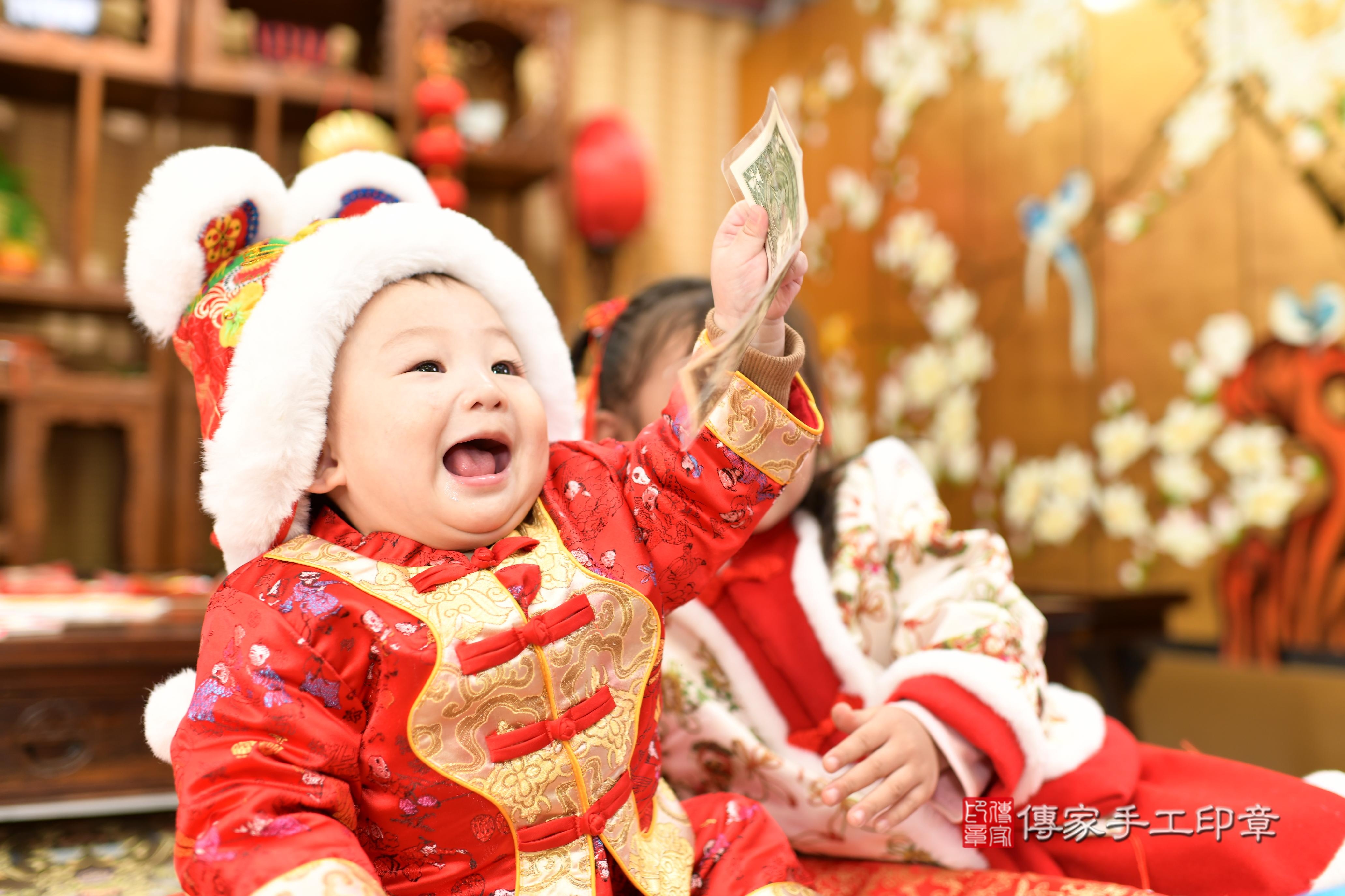 傳家手工印章台南店、抓周、度脺、中國風會場、傳家嬰兒古禮、吉祥話、抓周道具物品24種、拍照。抓周證書。寶寶抓周、滿周歲、生日快樂、祝福