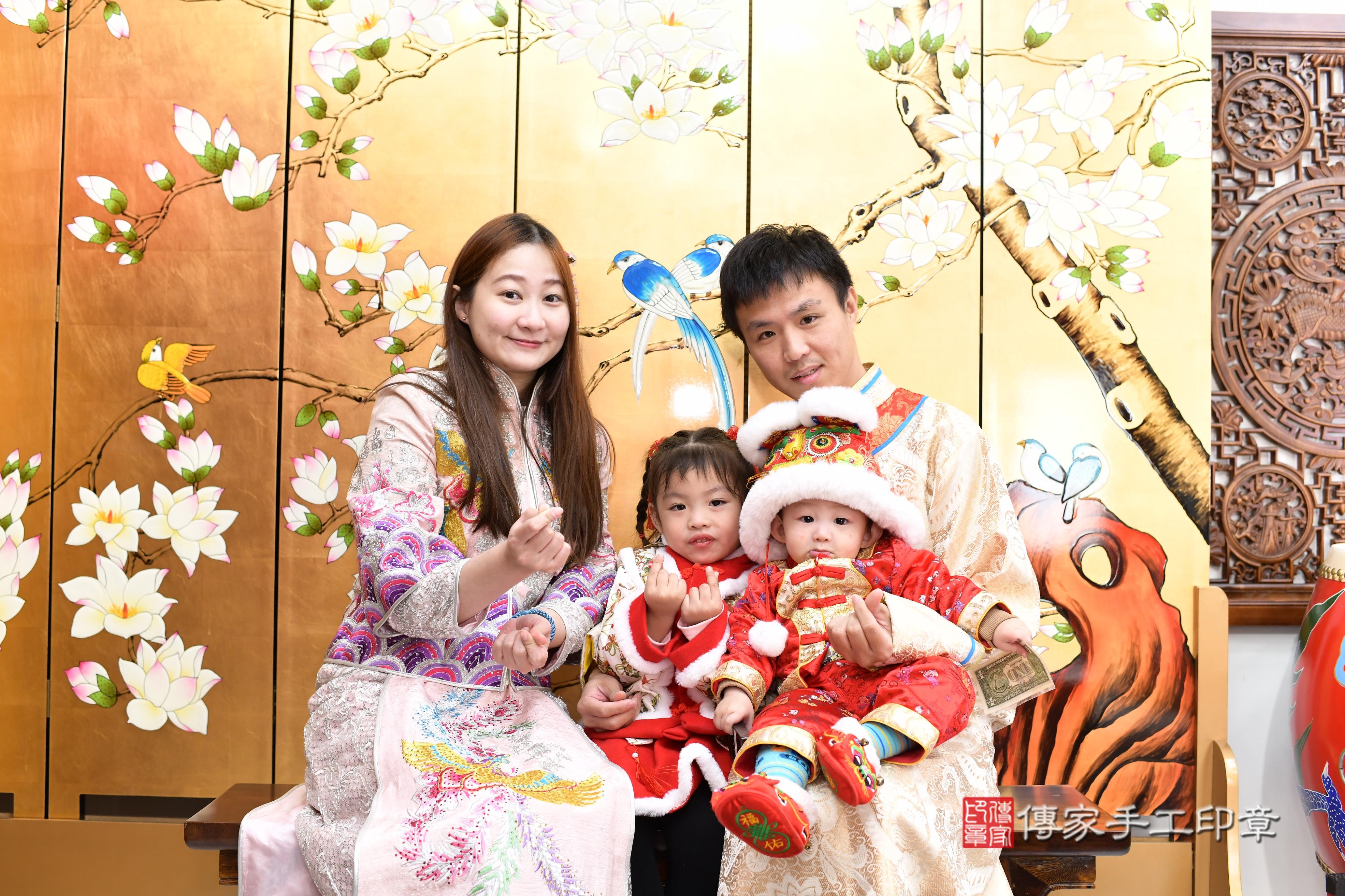 傳家手工印章台南店、抓周、度脺、中國風會場、傳家嬰兒古禮、吉祥話、抓周道具物品24種、拍照。抓周證書。寶寶抓周、滿周歲、生日快樂、祝福