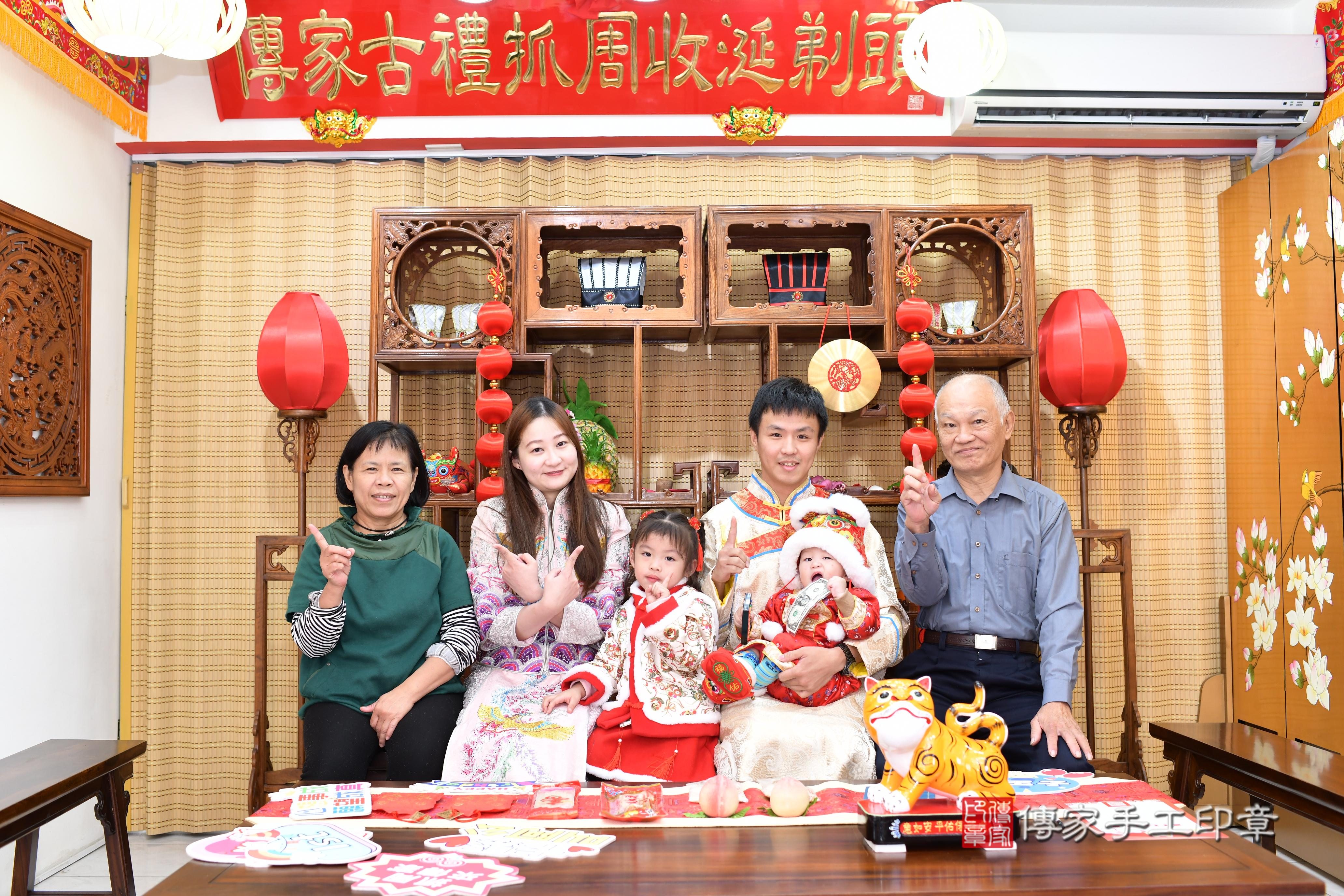 傳家手工印章台南店、抓周、度脺、中國風會場、傳家嬰兒古禮、吉祥話、抓周道具物品24種、拍照。抓周證書。寶寶抓周、滿周歲、生日快樂、祝福