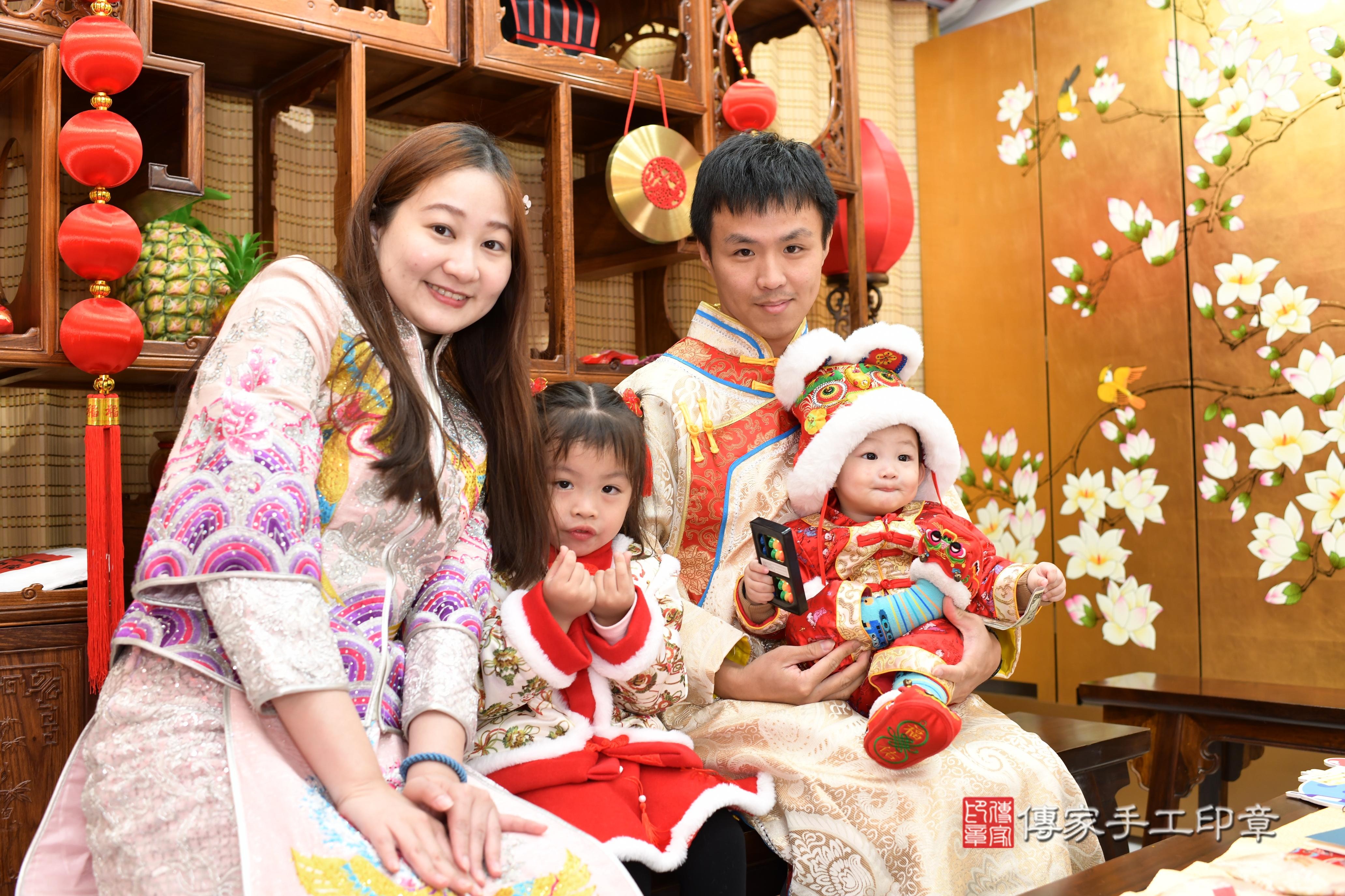 傳家手工印章台南店、抓周、度脺、中國風會場、傳家嬰兒古禮、吉祥話、抓周道具物品24種、拍照。抓周證書。寶寶抓周、滿周歲、生日快樂、祝福