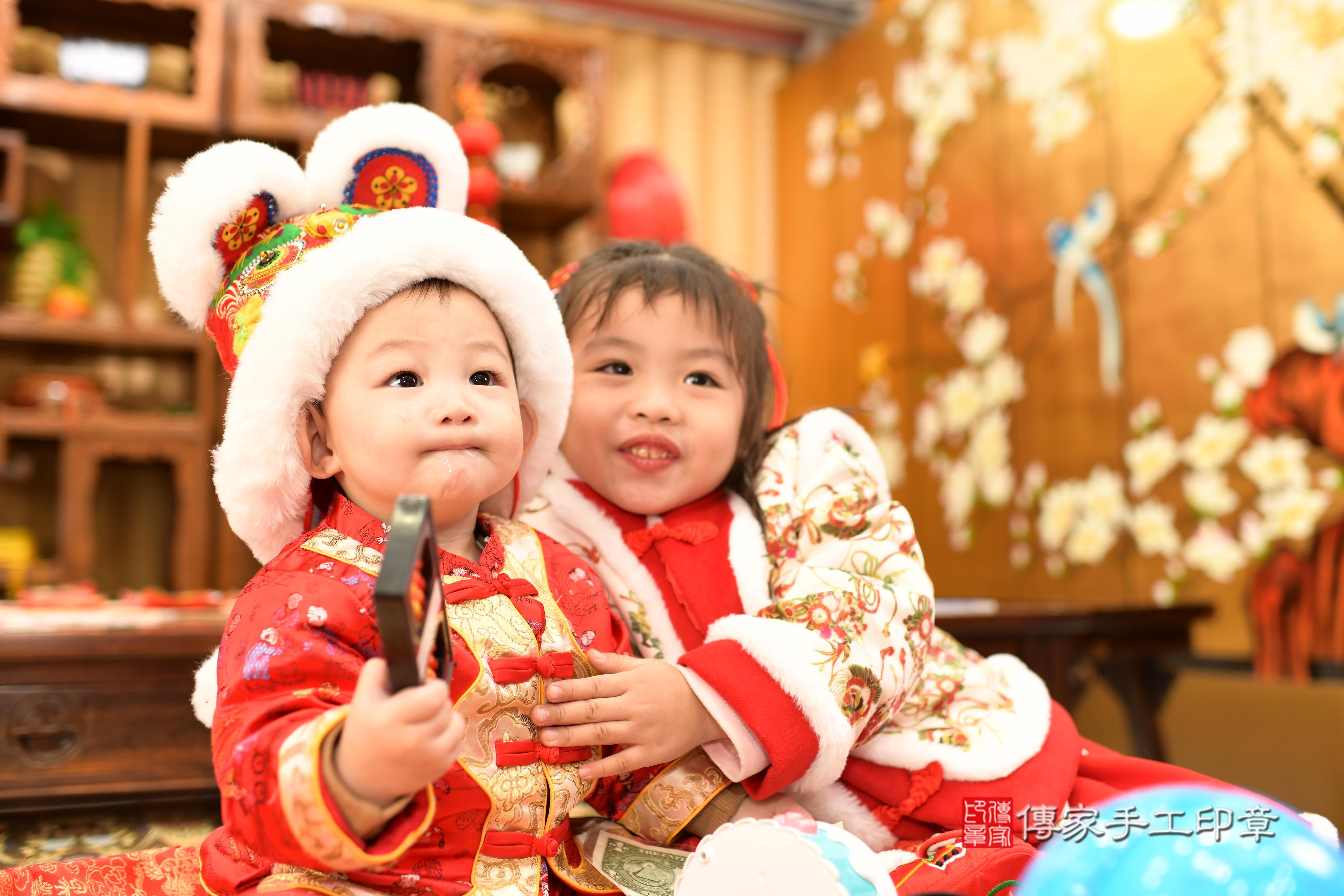 傳家手工印章台南店、抓周、度脺、中國風會場、傳家嬰兒古禮、吉祥話、抓周道具物品24種、拍照。抓周證書。寶寶抓周、滿周歲、生日快樂、祝福