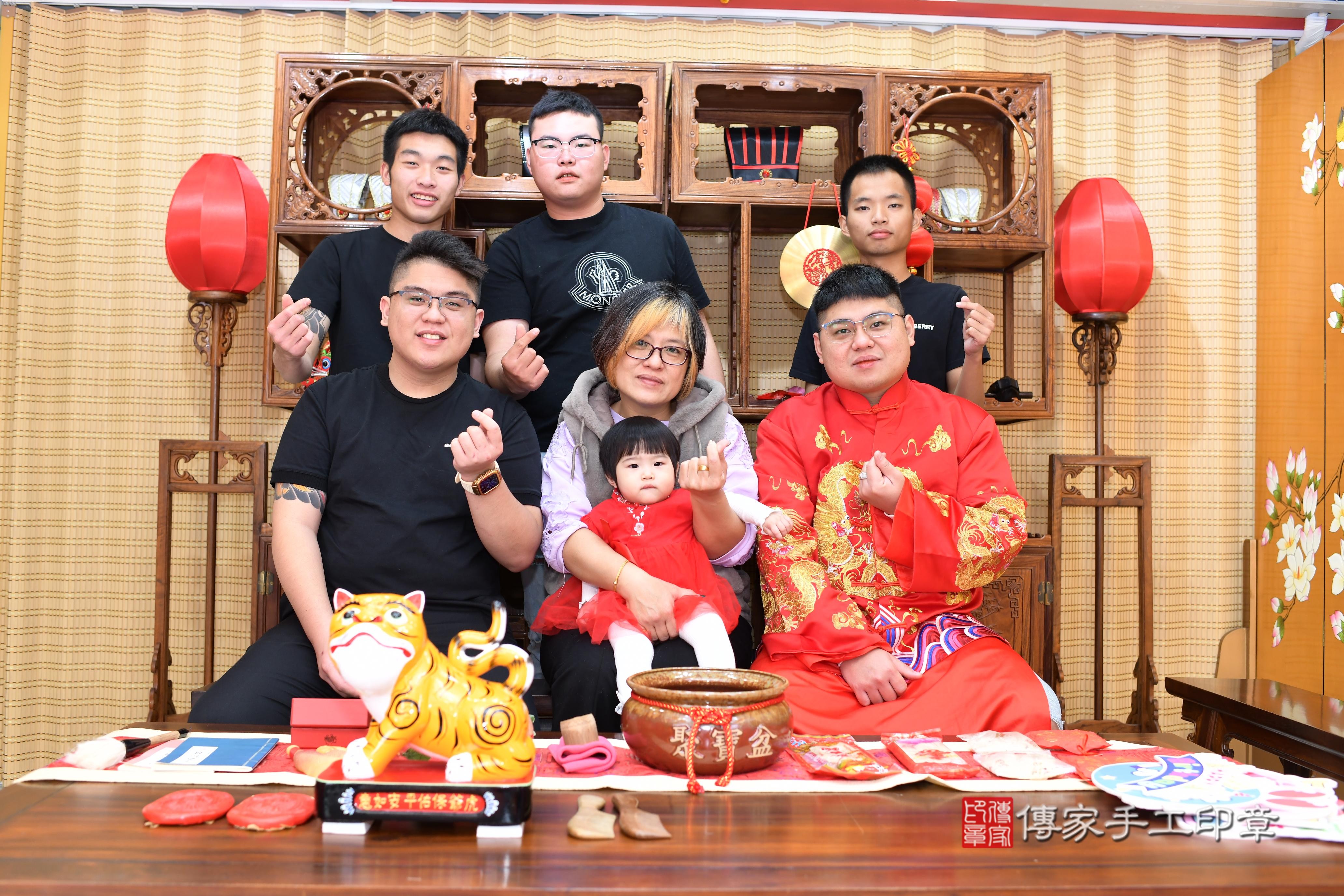 傳家手工印章台南店、抓周、度脺、中國風會場、傳家嬰兒古禮、吉祥話、抓周道具物品24種、拍照。抓周證書。寶寶抓周、滿周歲、生日快樂、祝福