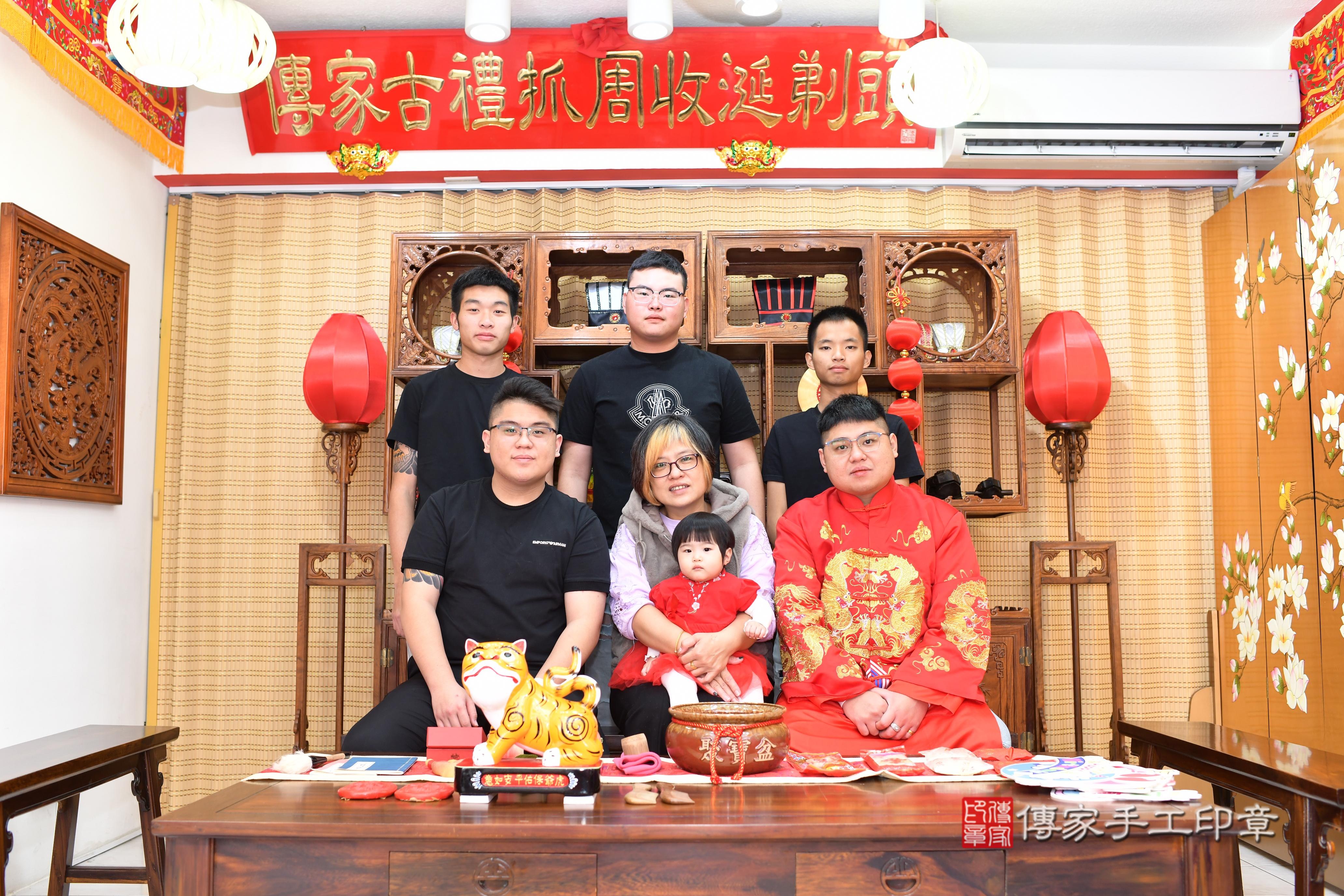 傳家手工印章台南店、抓周、度脺、中國風會場、傳家嬰兒古禮、吉祥話、抓周道具物品24種、拍照。抓周證書。寶寶抓周、滿周歲、生日快樂、祝福