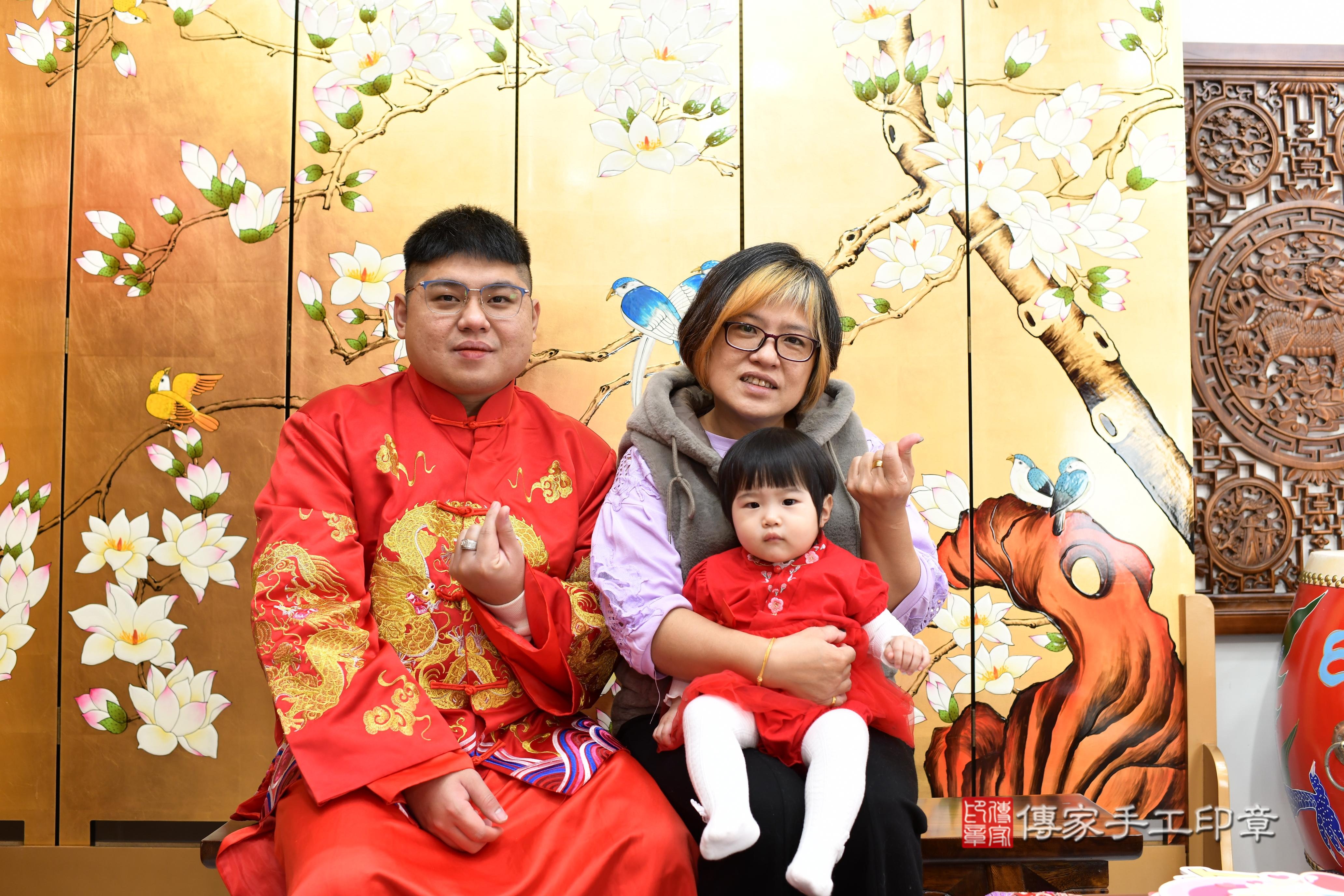 傳家手工印章台南店、抓周、度脺、中國風會場、傳家嬰兒古禮、吉祥話、抓周道具物品24種、拍照。抓周證書。寶寶抓周、滿周歲、生日快樂、祝福