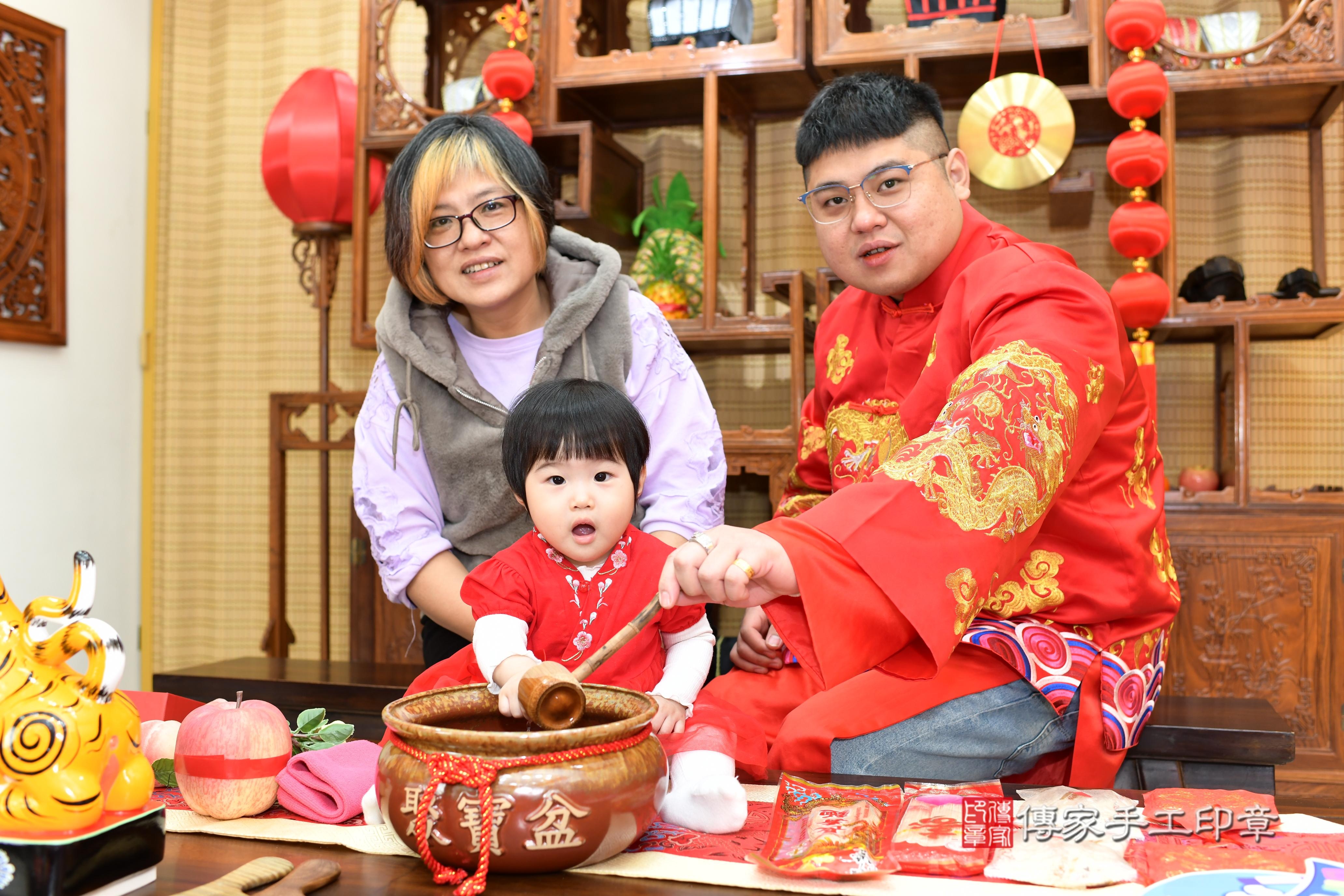傳家手工印章台南店、抓周、度脺、中國風會場、傳家嬰兒古禮、吉祥話、抓周道具物品24種、拍照。抓周證書。寶寶抓周、滿周歲、生日快樂、祝福