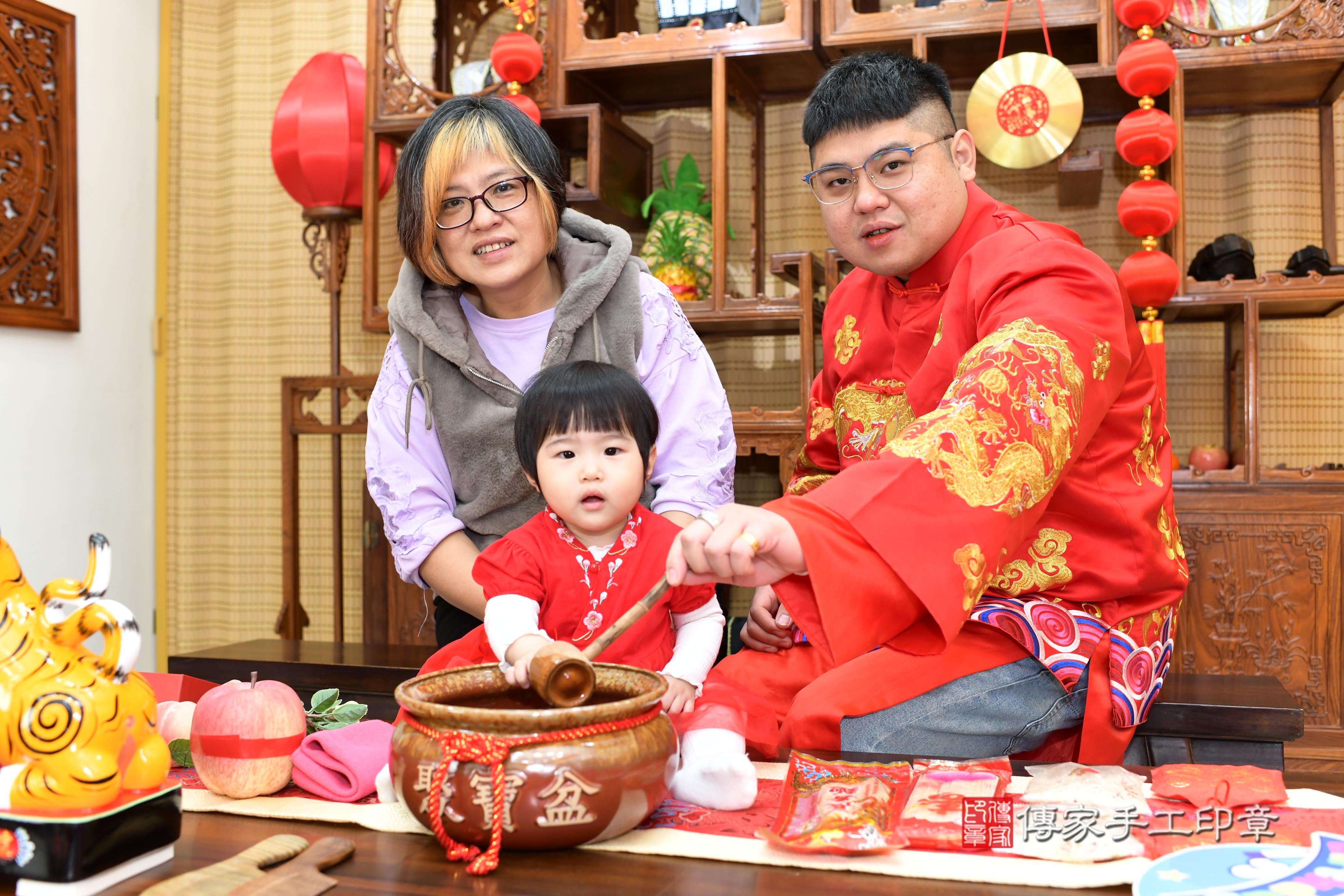 傳家手工印章台南店、抓周、度脺、中國風會場、傳家嬰兒古禮、吉祥話、抓周道具物品24種、拍照。抓周證書。寶寶抓周、滿周歲、生日快樂、祝福