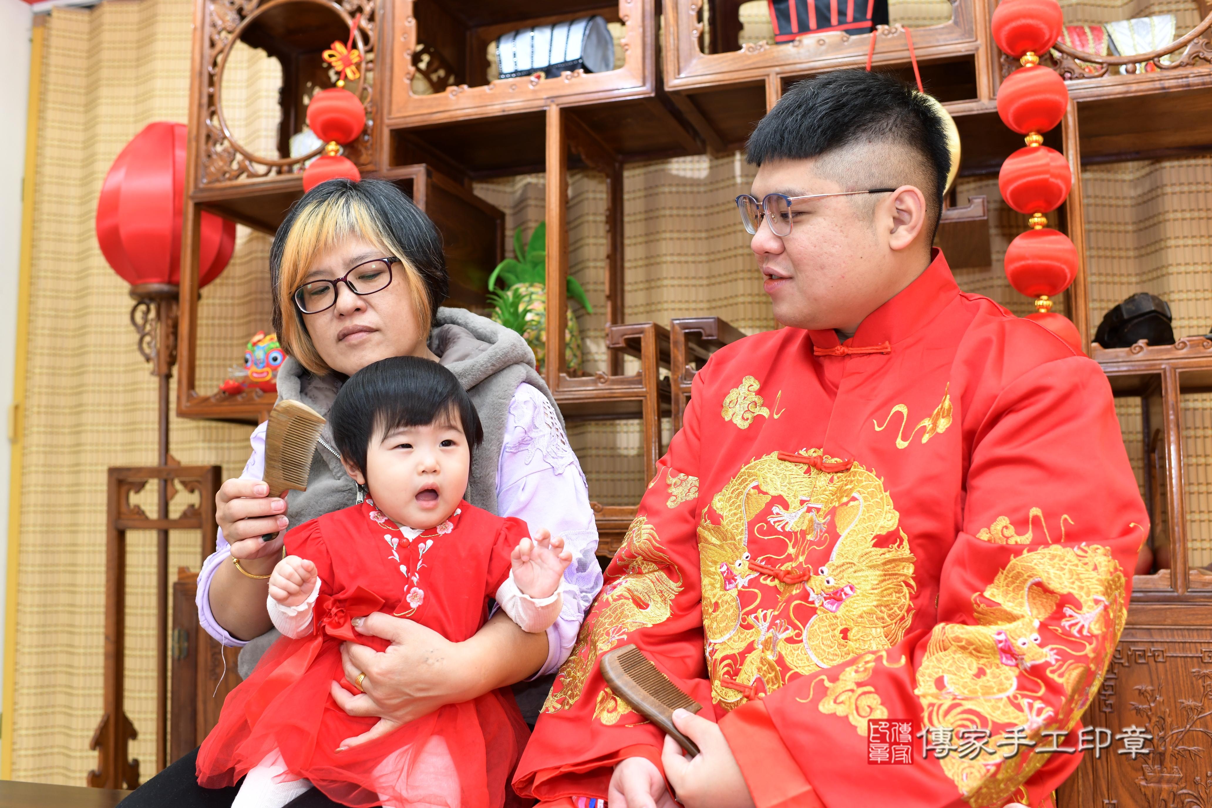 傳家手工印章台南店、抓周、度脺、中國風會場、傳家嬰兒古禮、吉祥話、抓周道具物品24種、拍照。抓周證書。寶寶抓周、滿周歲、生日快樂、祝福
