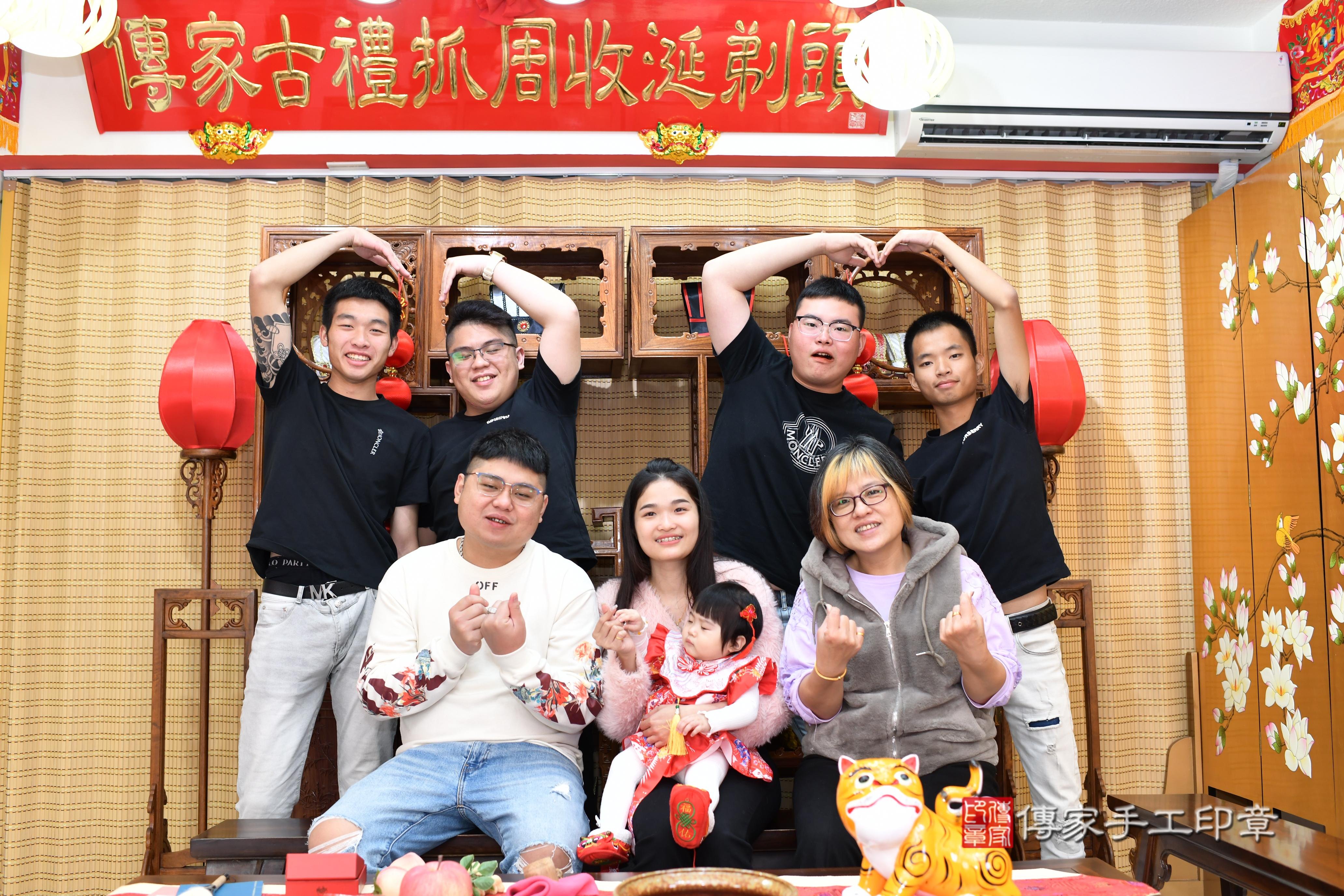 傳家手工印章台南店、抓周、度脺、中國風會場、傳家嬰兒古禮、吉祥話、抓周道具物品24種、拍照。抓周證書。寶寶抓周、滿周歲、生日快樂、祝福