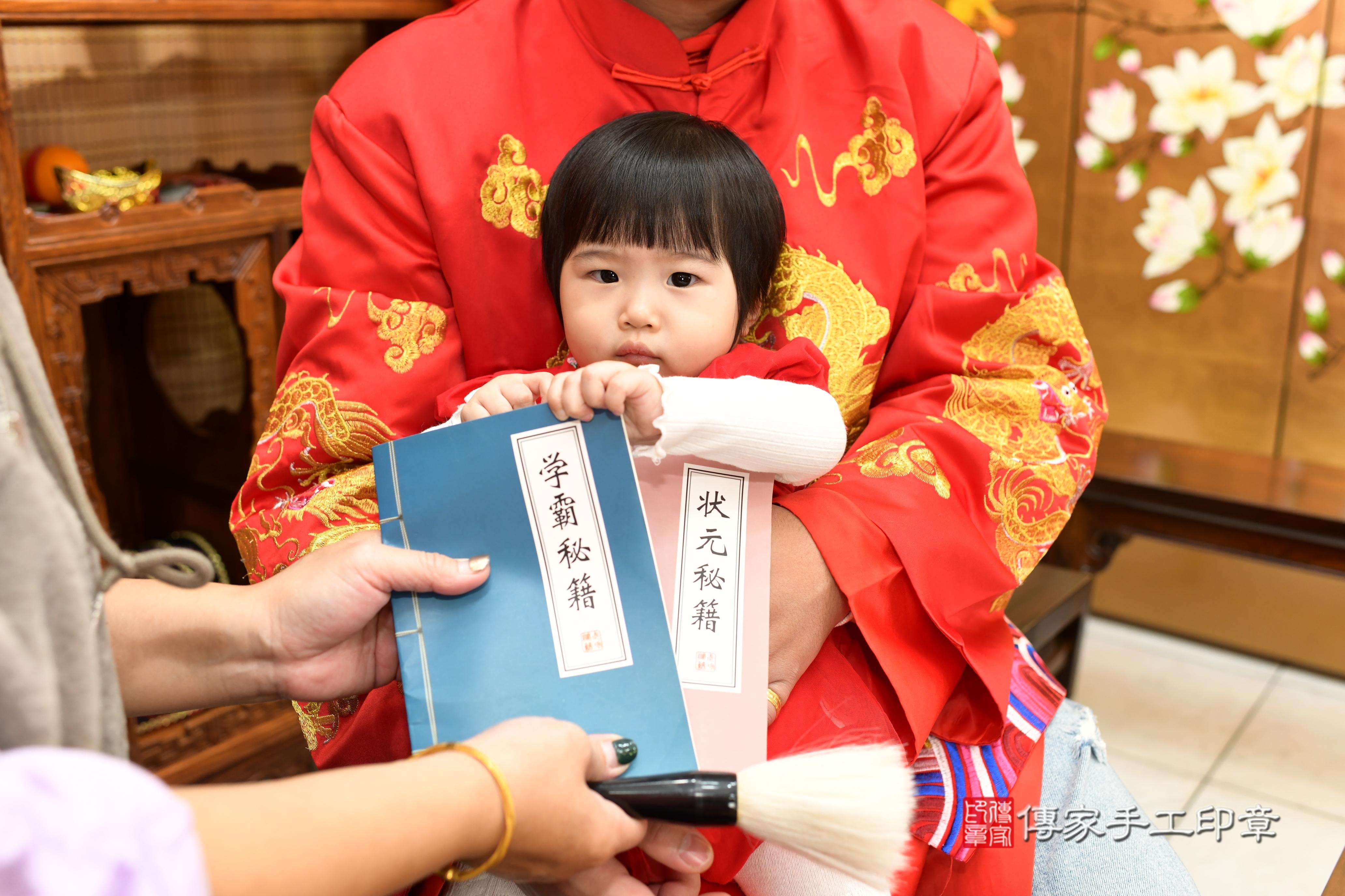 傳家手工印章台南店、抓周、度脺、中國風會場、傳家嬰兒古禮、吉祥話、抓周道具物品24種、拍照。抓周證書。寶寶抓周、滿周歲、生日快樂、祝福