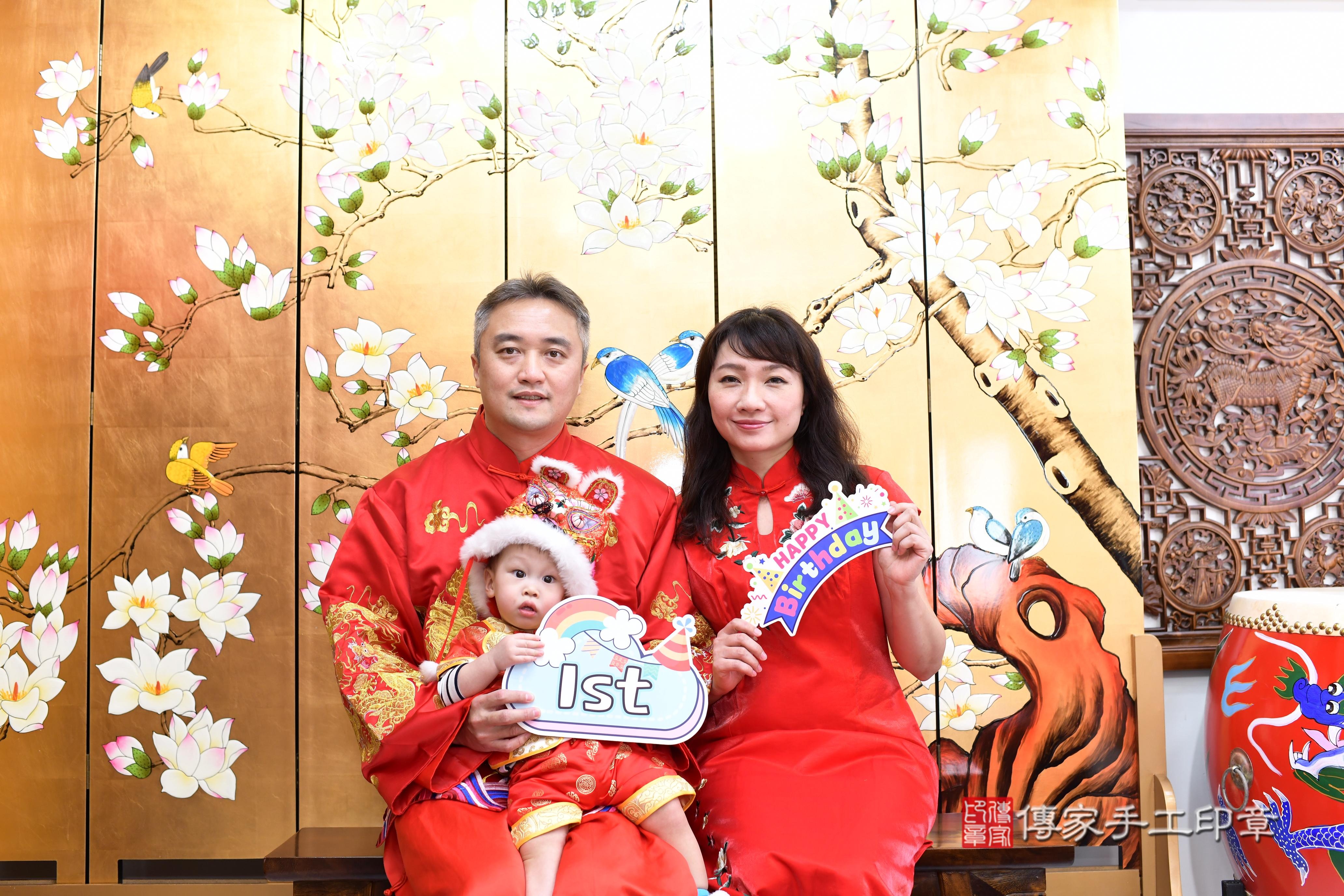 傳家手工印章台南店、抓周、度脺、中國風會場、傳家嬰兒古禮、吉祥話、抓周道具物品24種、拍照。抓周證書。寶寶抓周、滿周歲、生日快樂、祝福