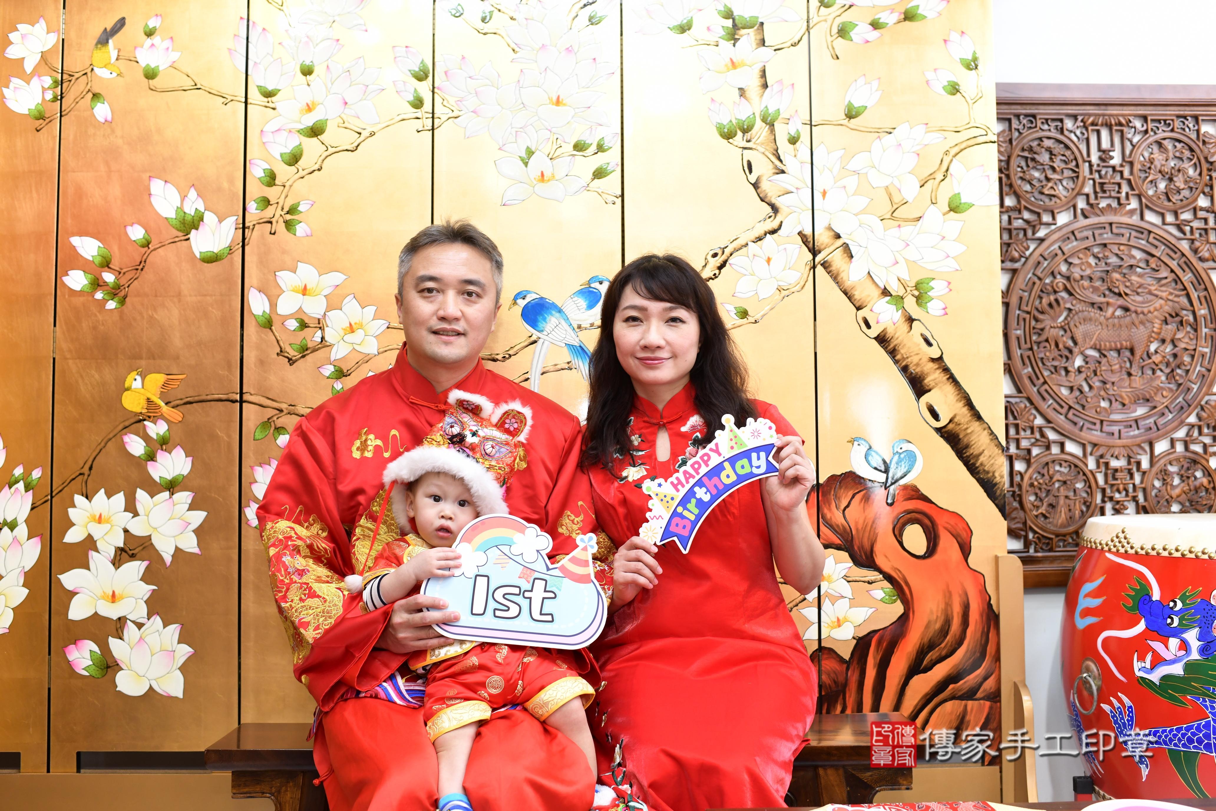 傳家手工印章台南店、抓周、度脺、中國風會場、傳家嬰兒古禮、吉祥話、抓周道具物品24種、拍照。抓周證書。寶寶抓周、滿周歲、生日快樂、祝福
