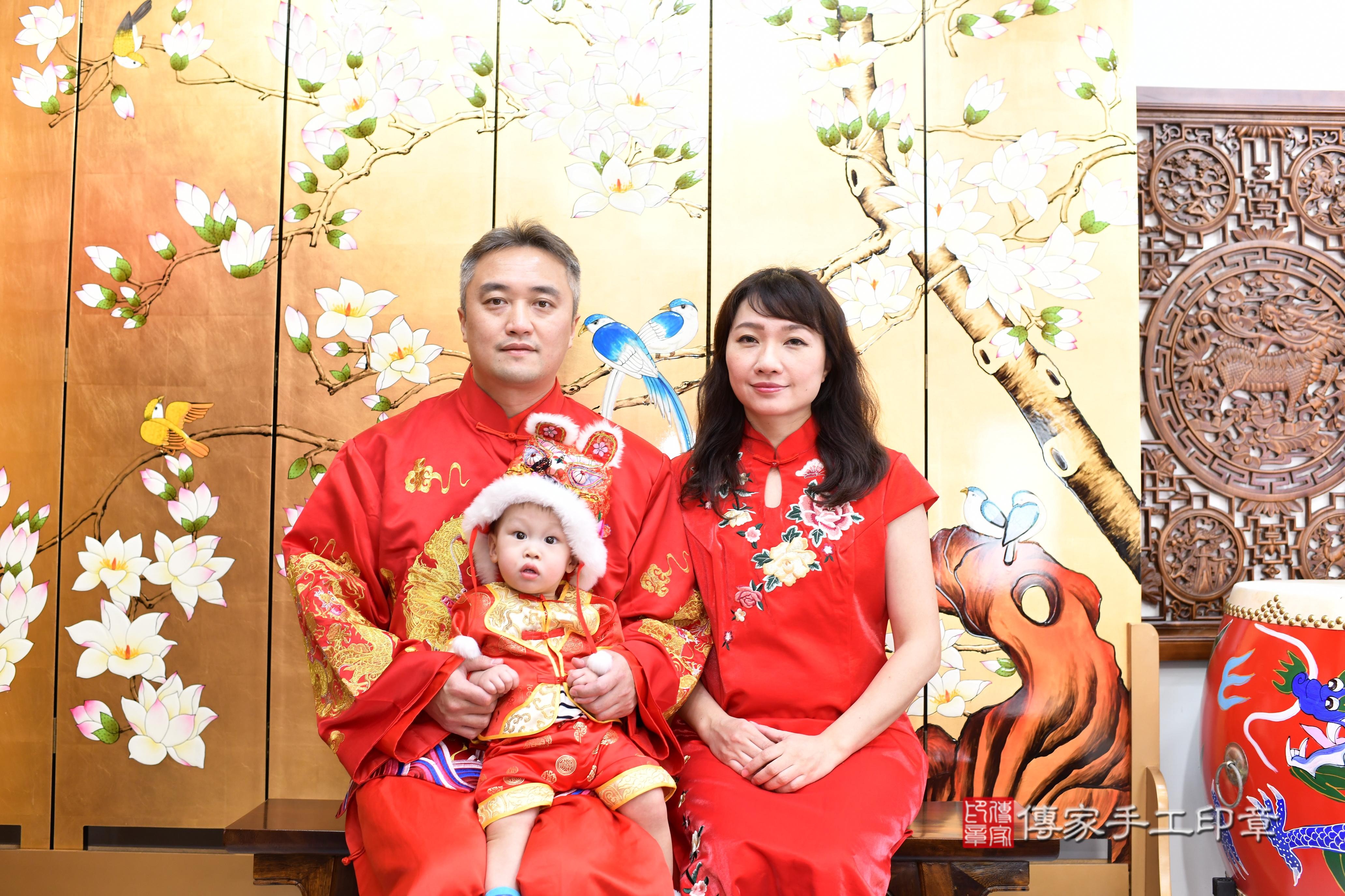 傳家手工印章台南店、抓周、度脺、中國風會場、傳家嬰兒古禮、吉祥話、抓周道具物品24種、拍照。抓周證書。寶寶抓周、滿周歲、生日快樂、祝福