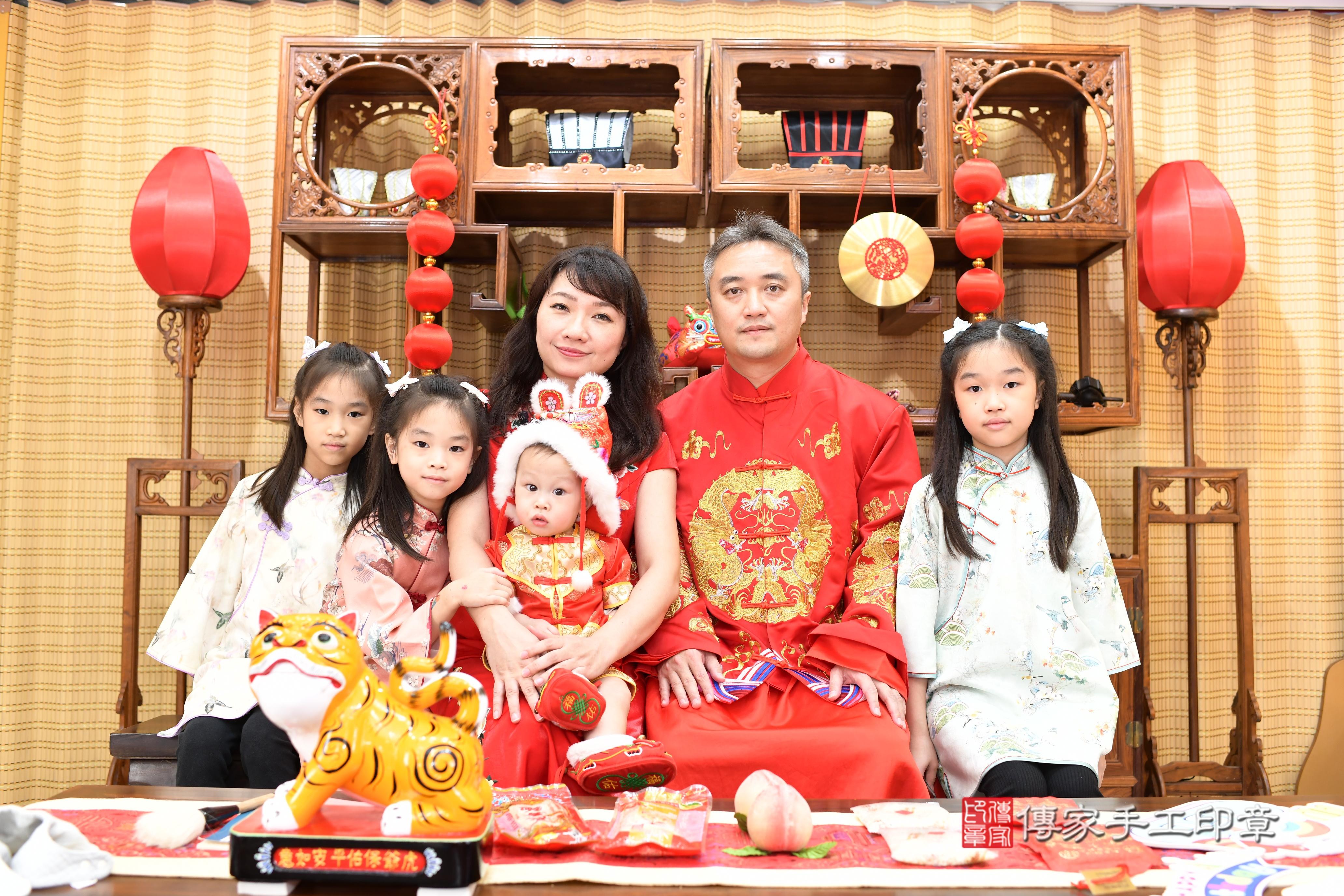 傳家手工印章台南店、抓周、度脺、中國風會場、傳家嬰兒古禮、吉祥話、抓周道具物品24種、拍照。抓周證書。寶寶抓周、滿周歲、生日快樂、祝福