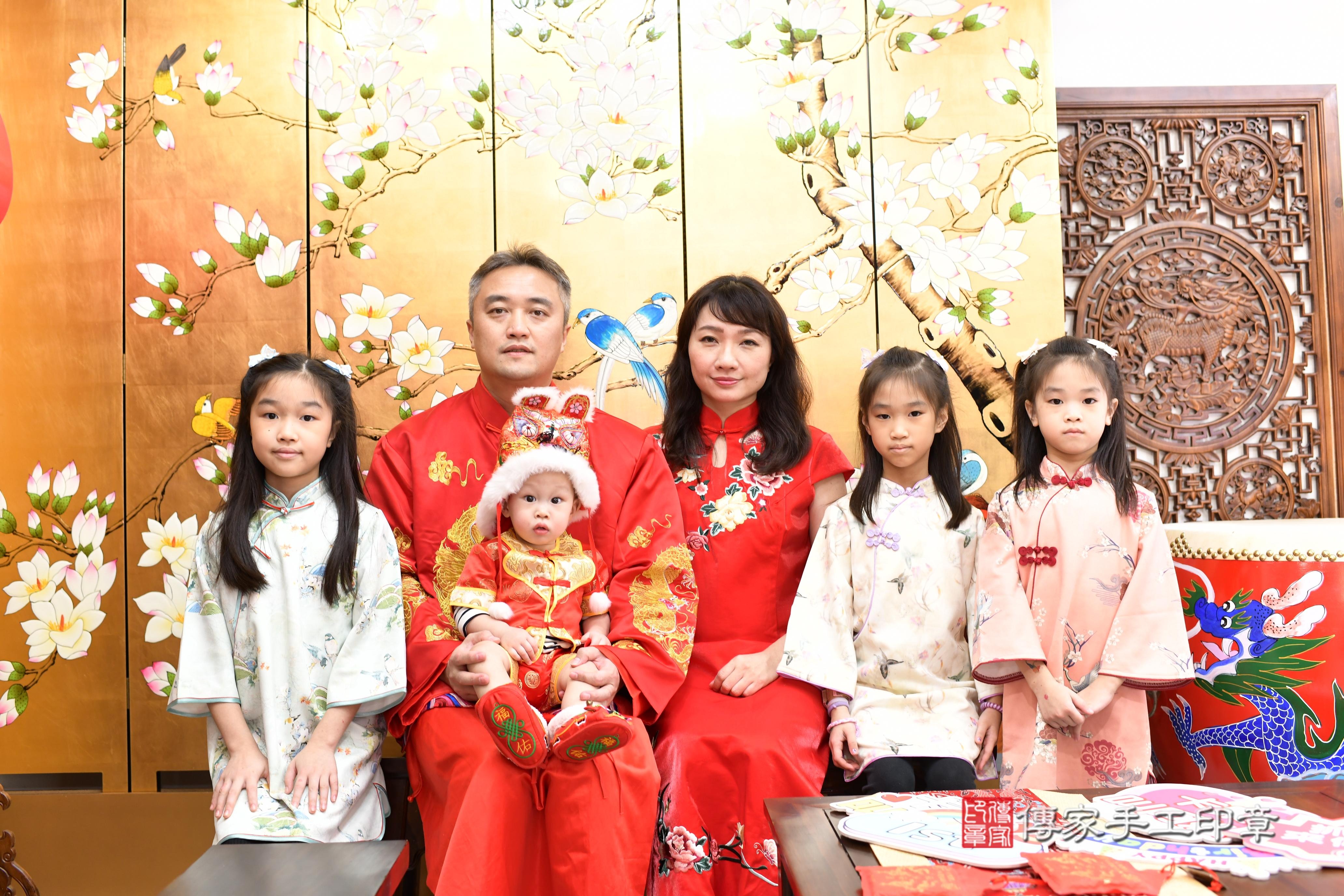 傳家手工印章台南店、抓周、度脺、中國風會場、傳家嬰兒古禮、吉祥話、抓周道具物品24種、拍照。抓周證書。寶寶抓周、滿周歲、生日快樂、祝福